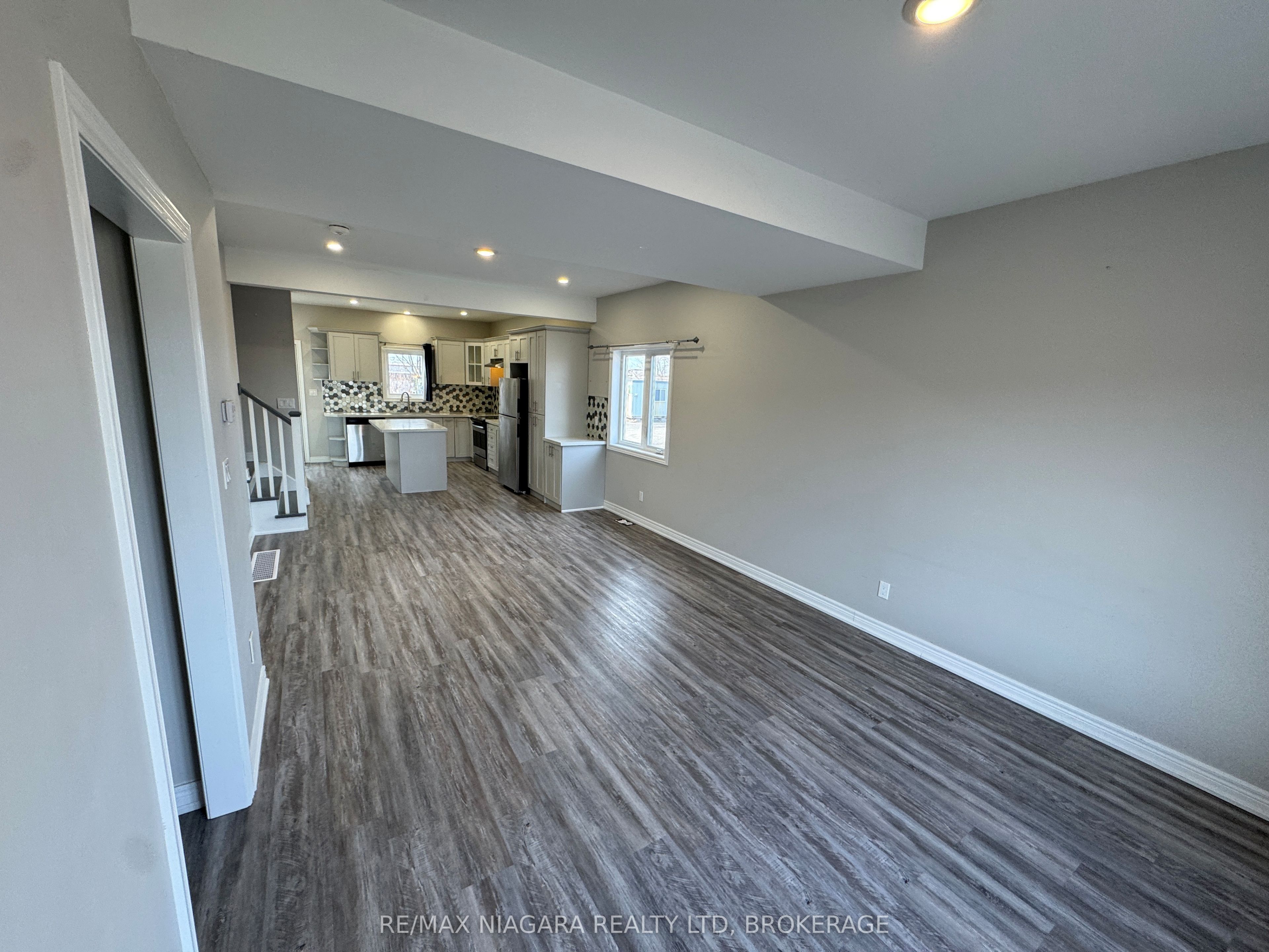 8196 Mcleod Road 1 Upper Property Photo 3