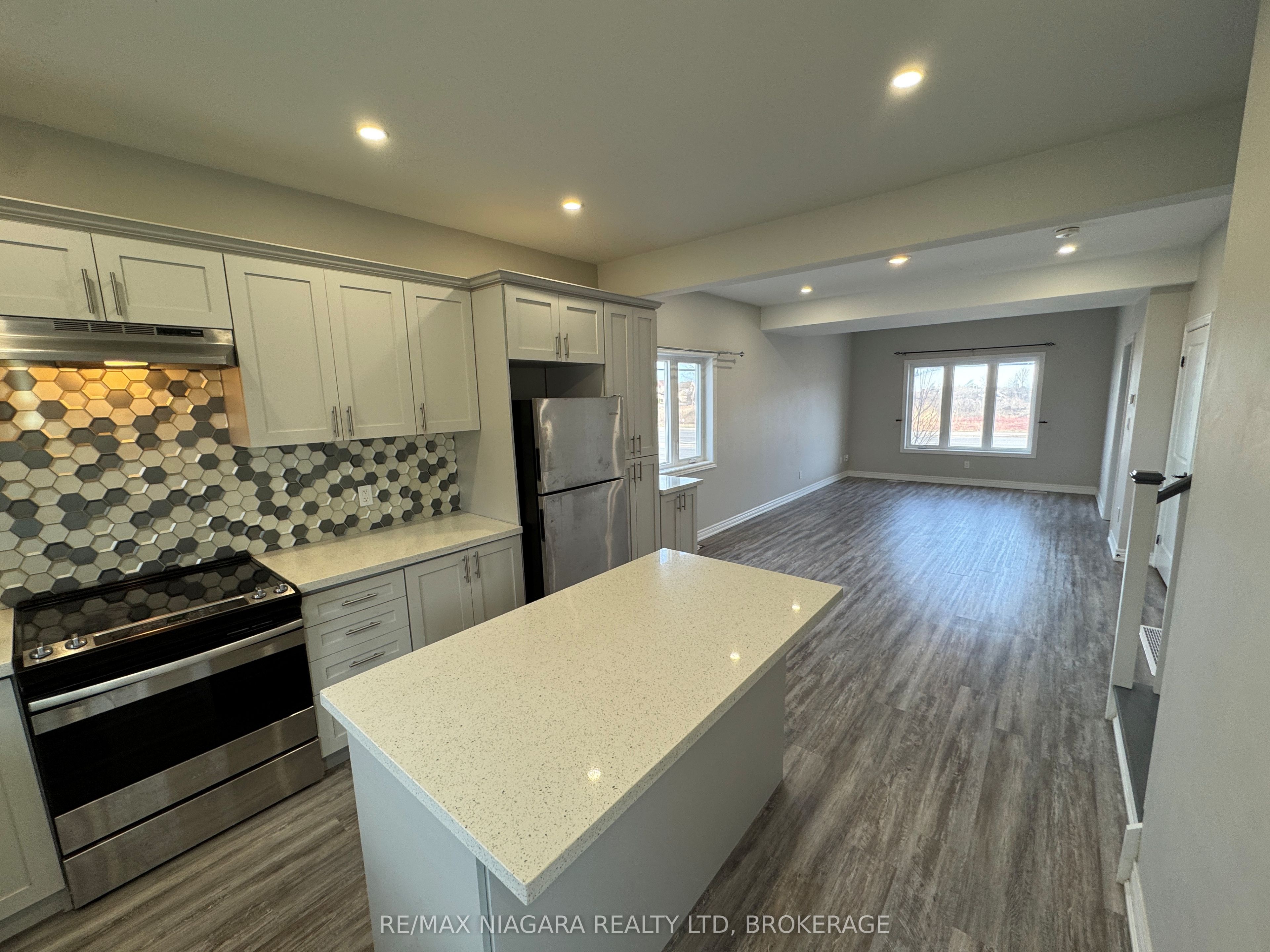 8196 Mcleod Road 1 Upper Property Photo 7