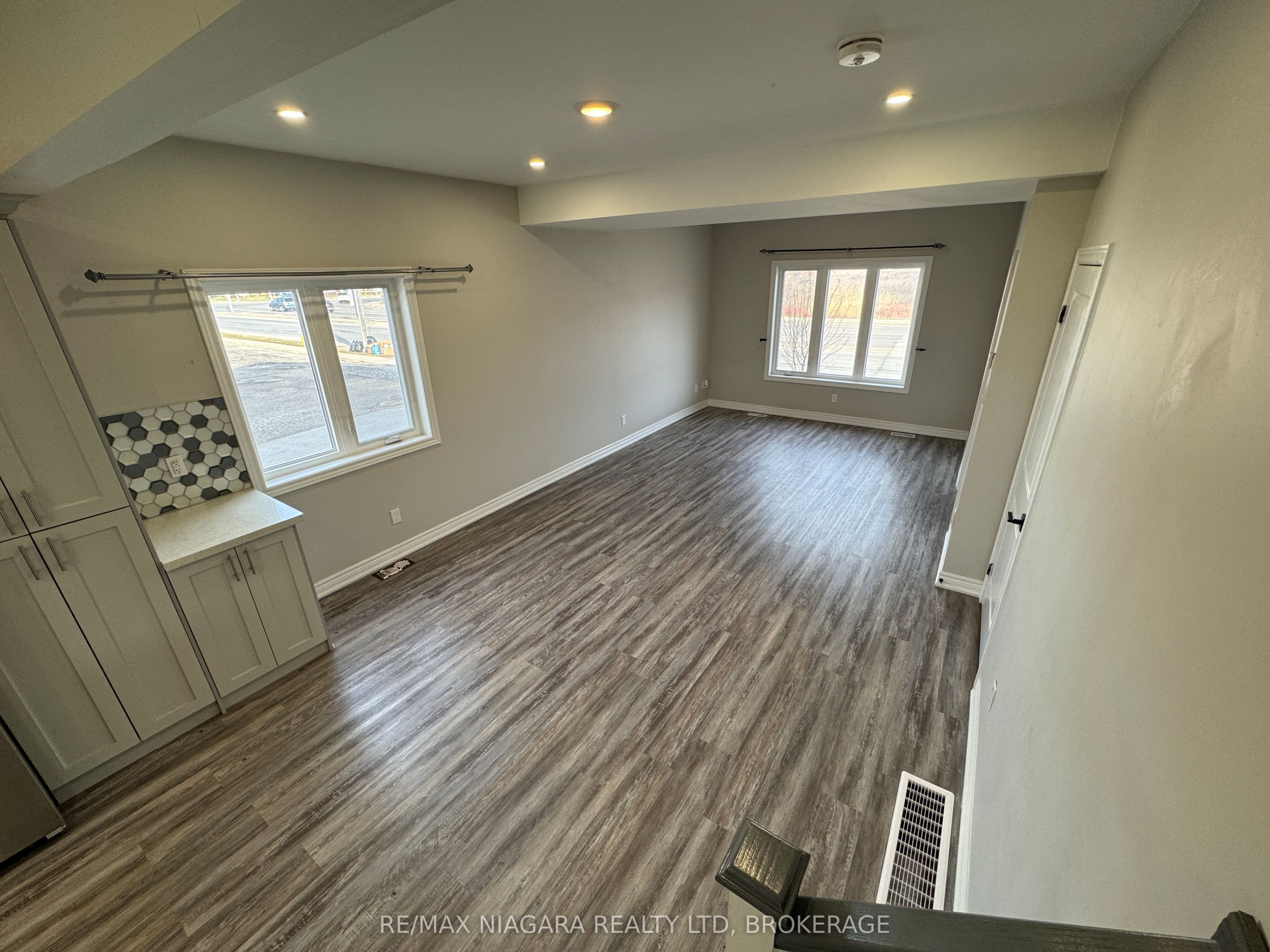 8196 Mcleod Road 1 Upper Property Photo 11
