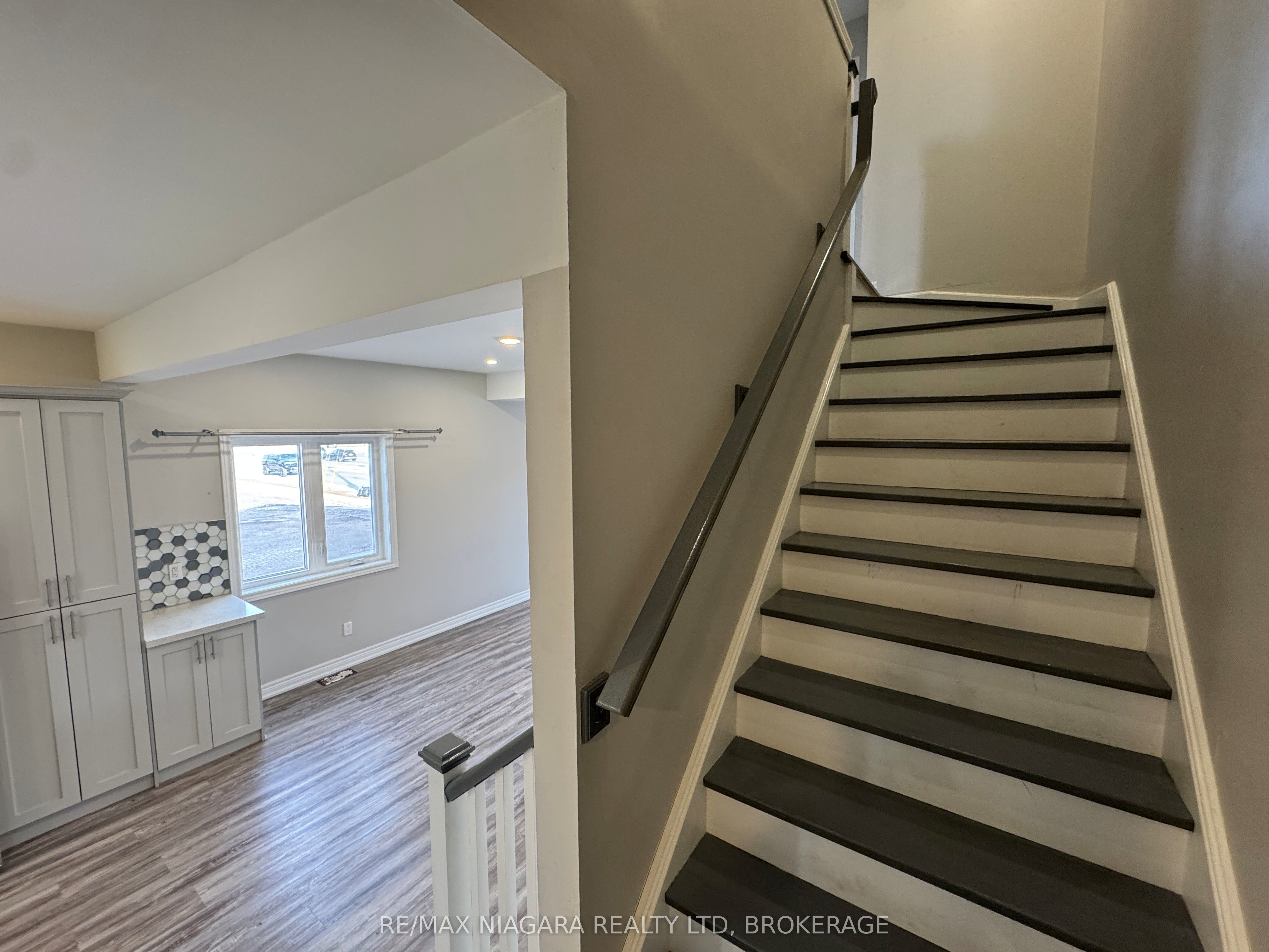 8196 Mcleod Road 1 Upper Property Photo 12