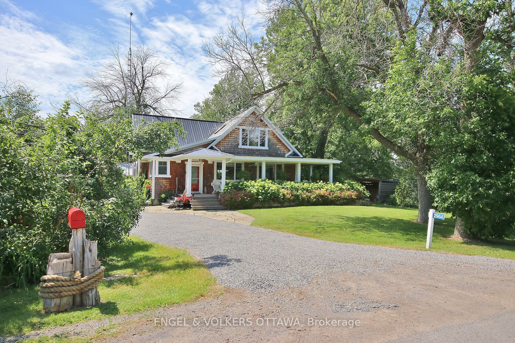 2964 9th Line Property Photo 2