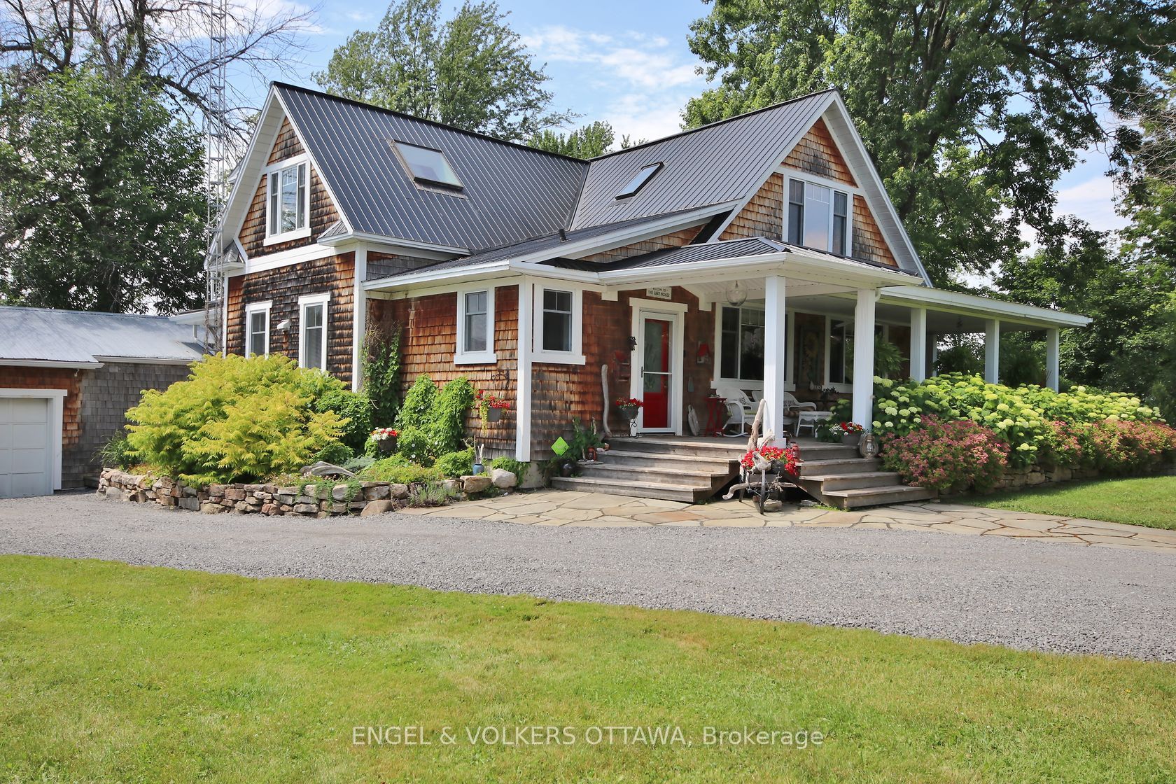 2964 9th Line Property Photo 3