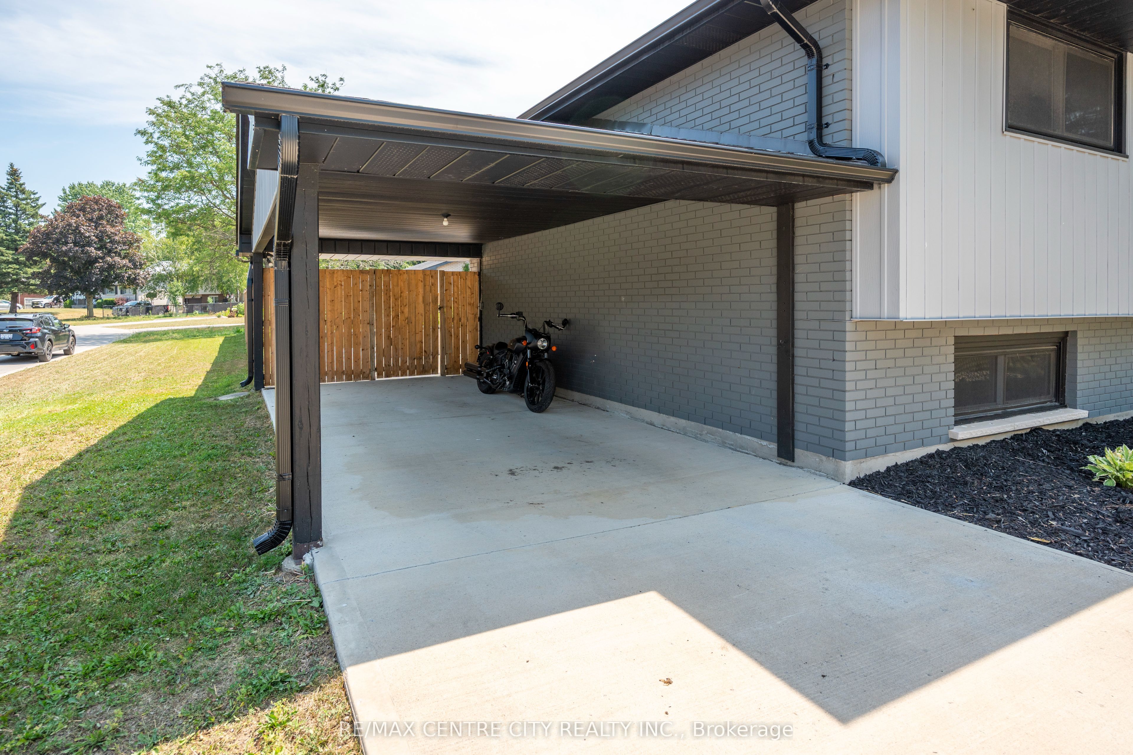 140 Oakwood Place Property Photo 3