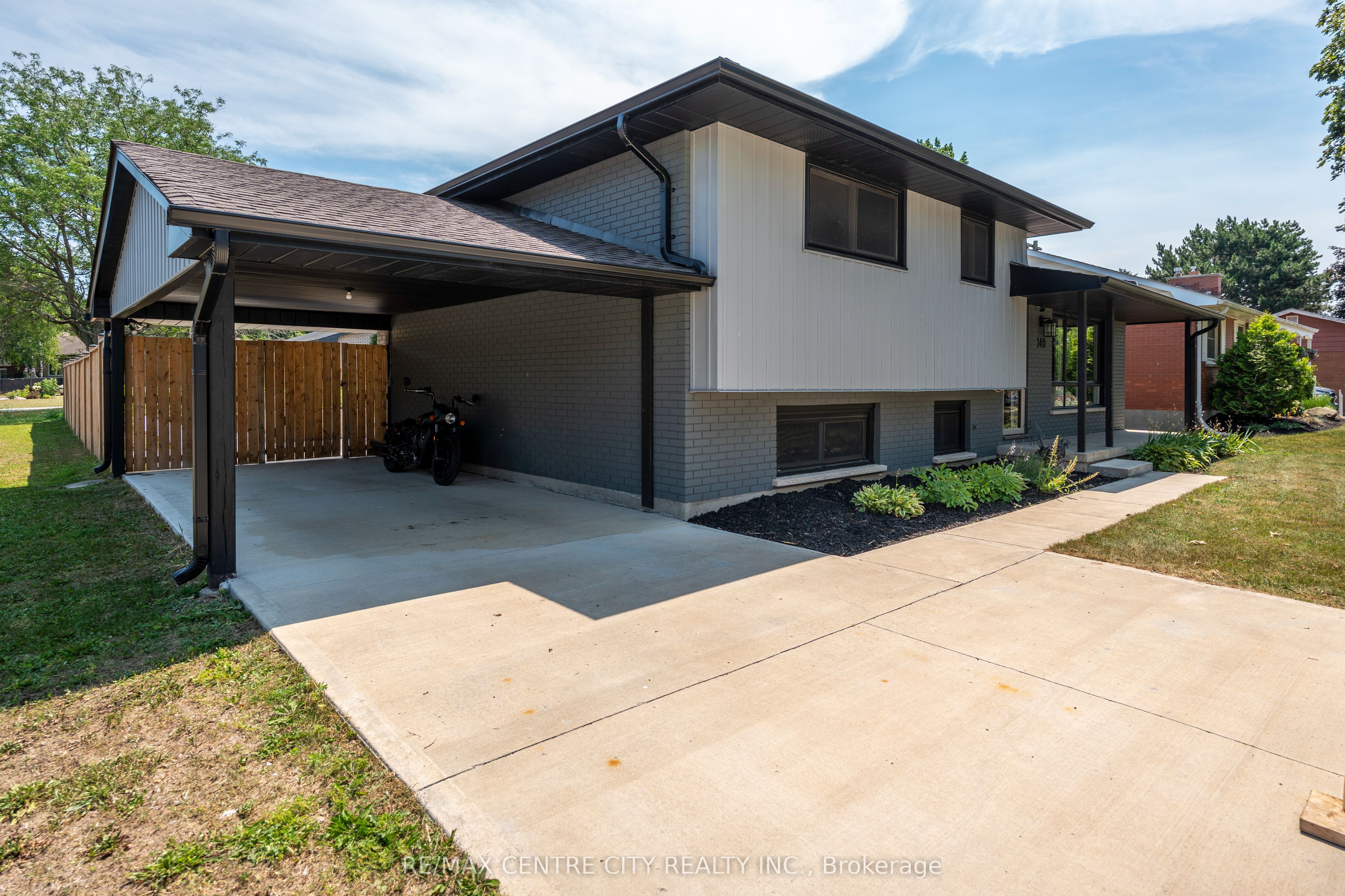 140 Oakwood Place Property Photo 4