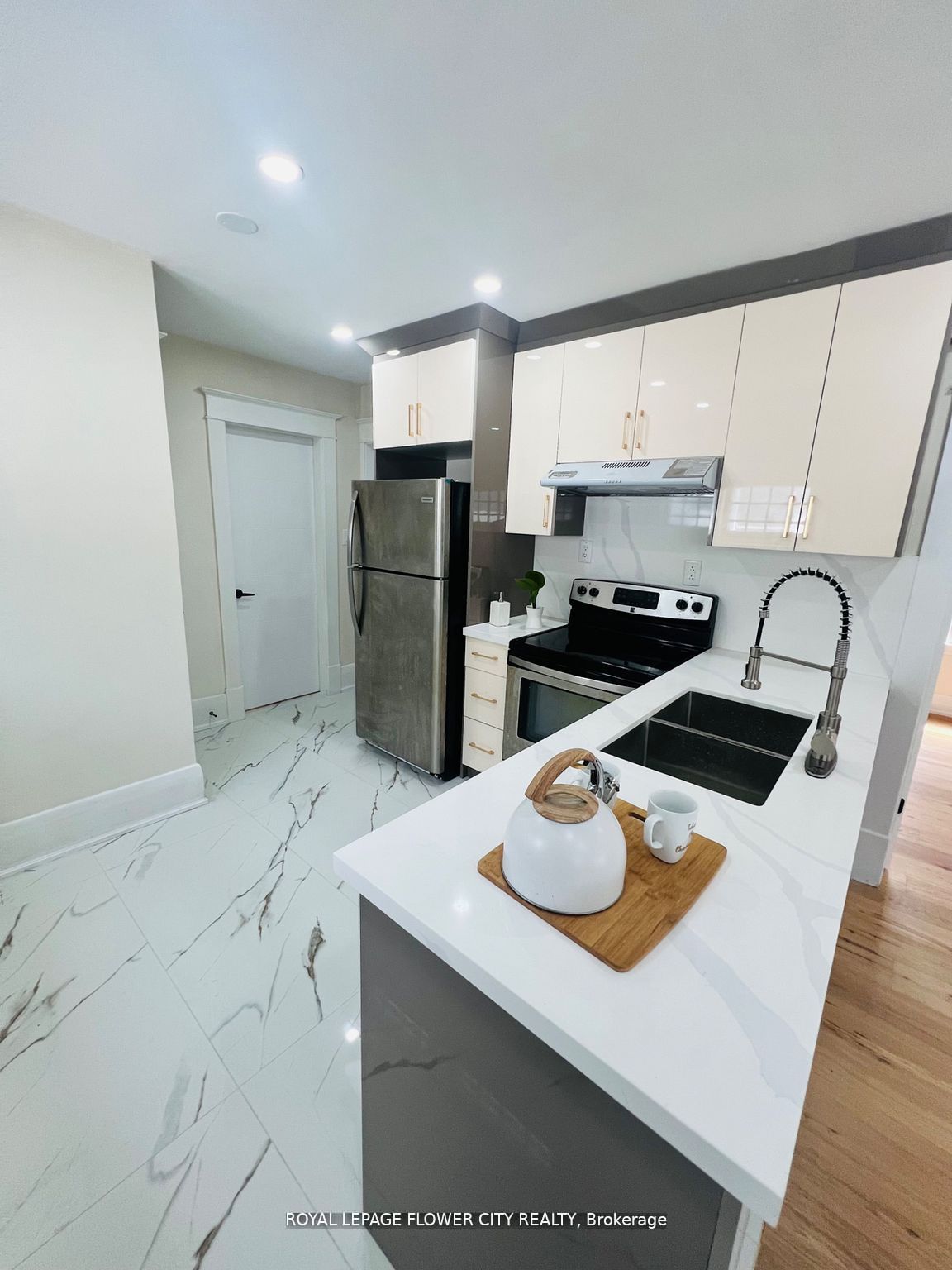 346 Wharncliffe Road S Property Photo 11