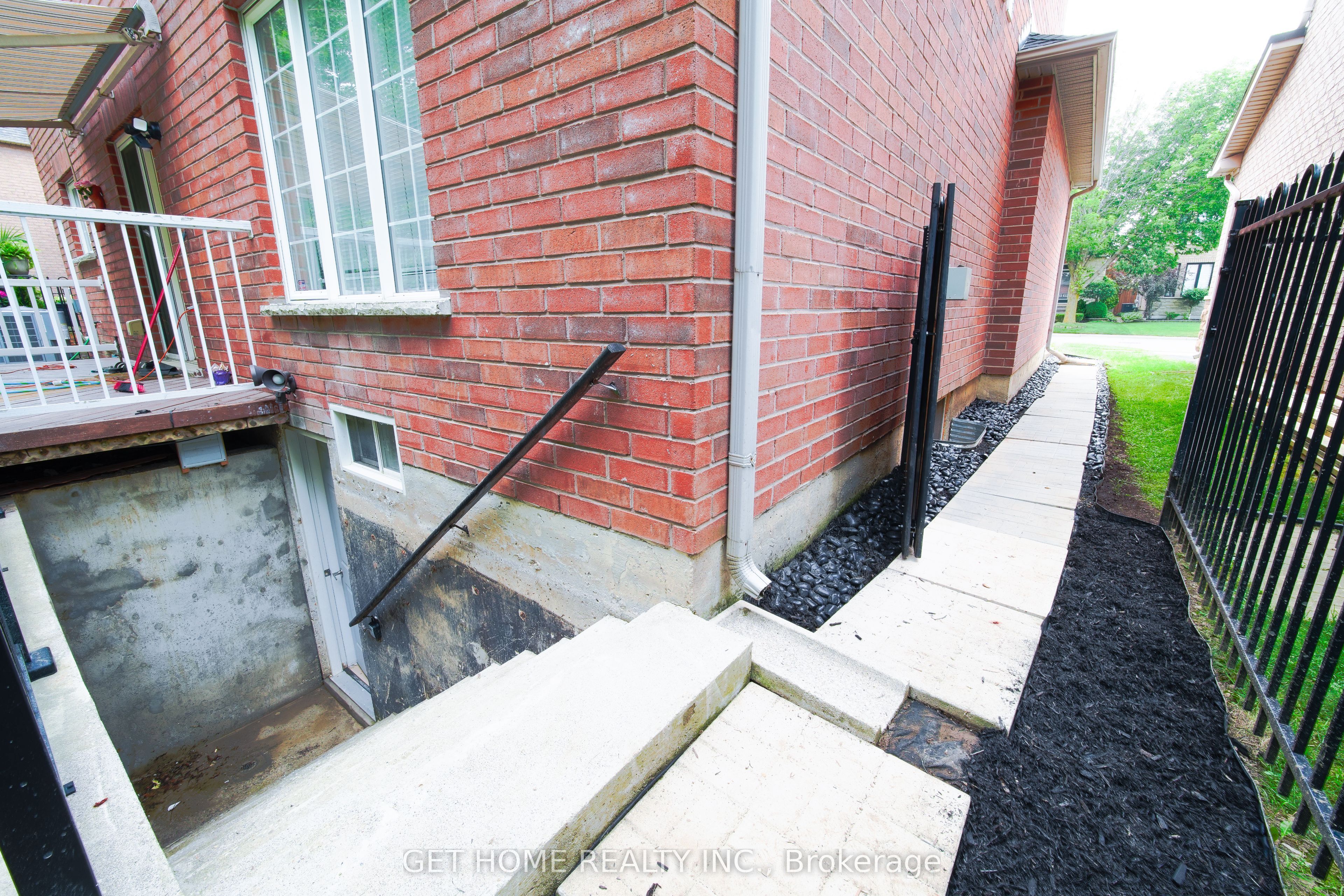18 Dewsbury Way #bsmt Property Photo 23