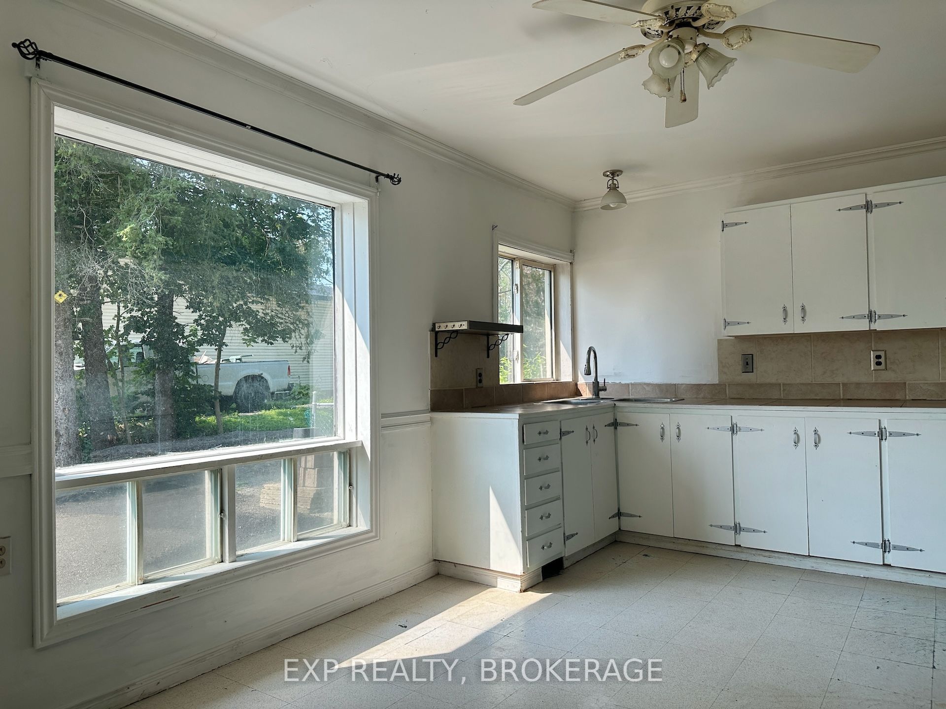 2295 Sydenham Road Property Photo 4