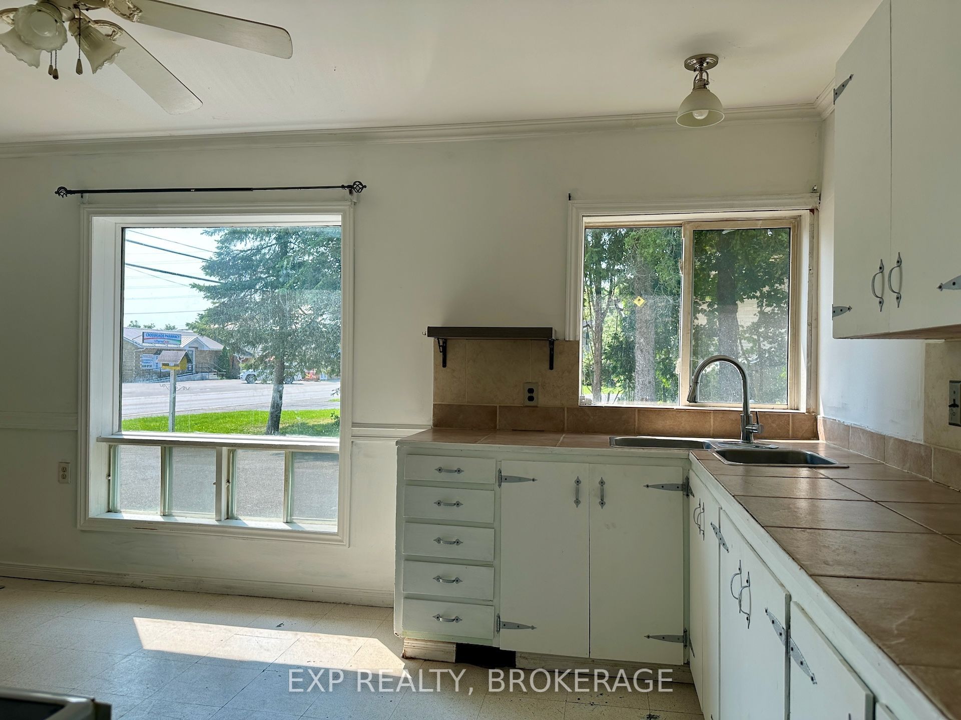 2295 Sydenham Road Property Photo 5