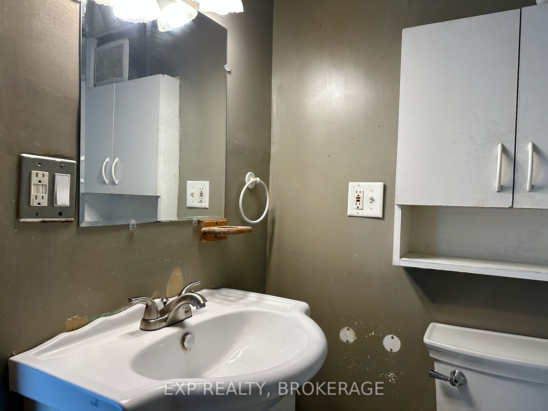2295 Sydenham Road Property Photo 6