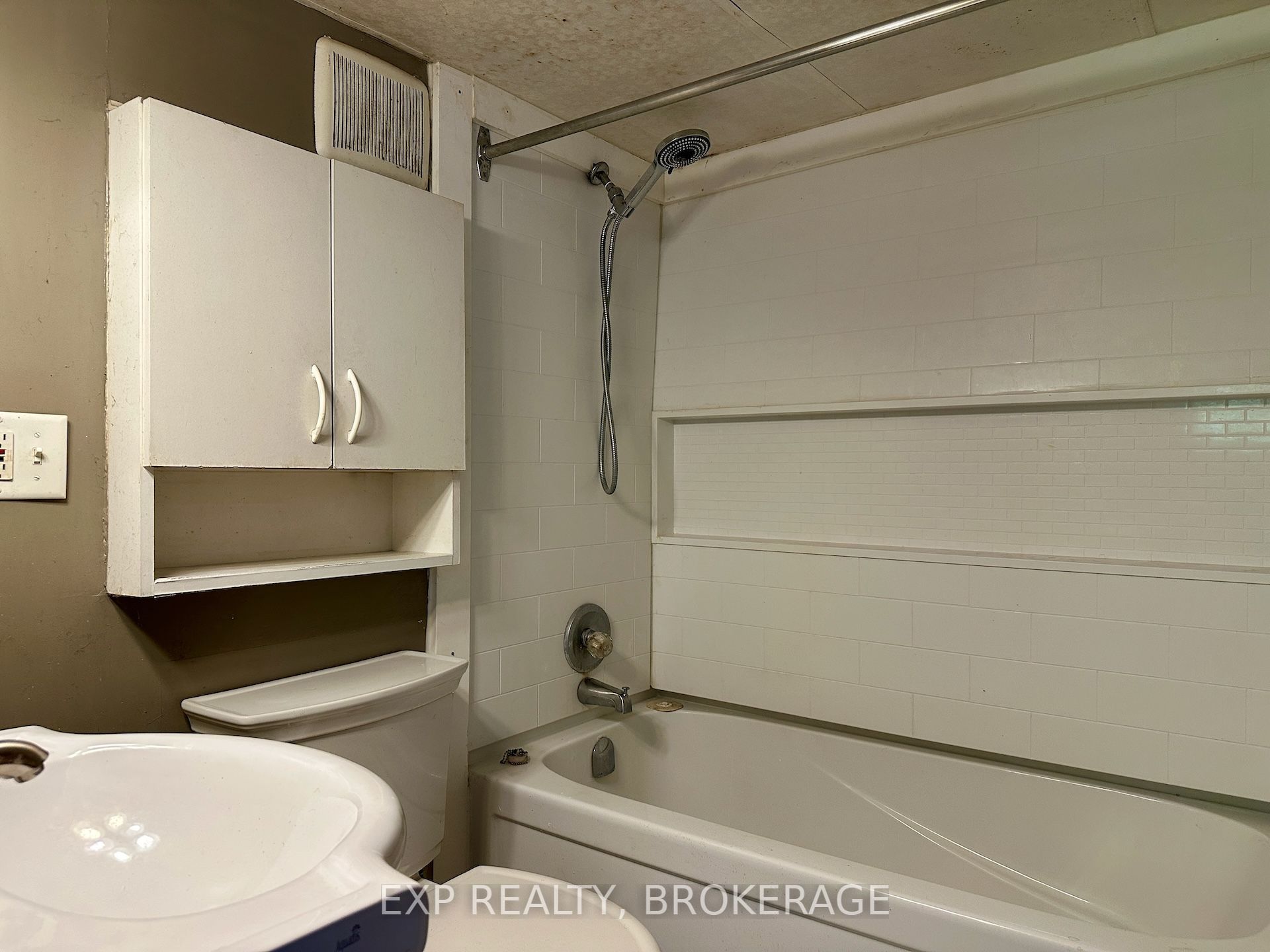 2295 Sydenham Road Property Photo 7