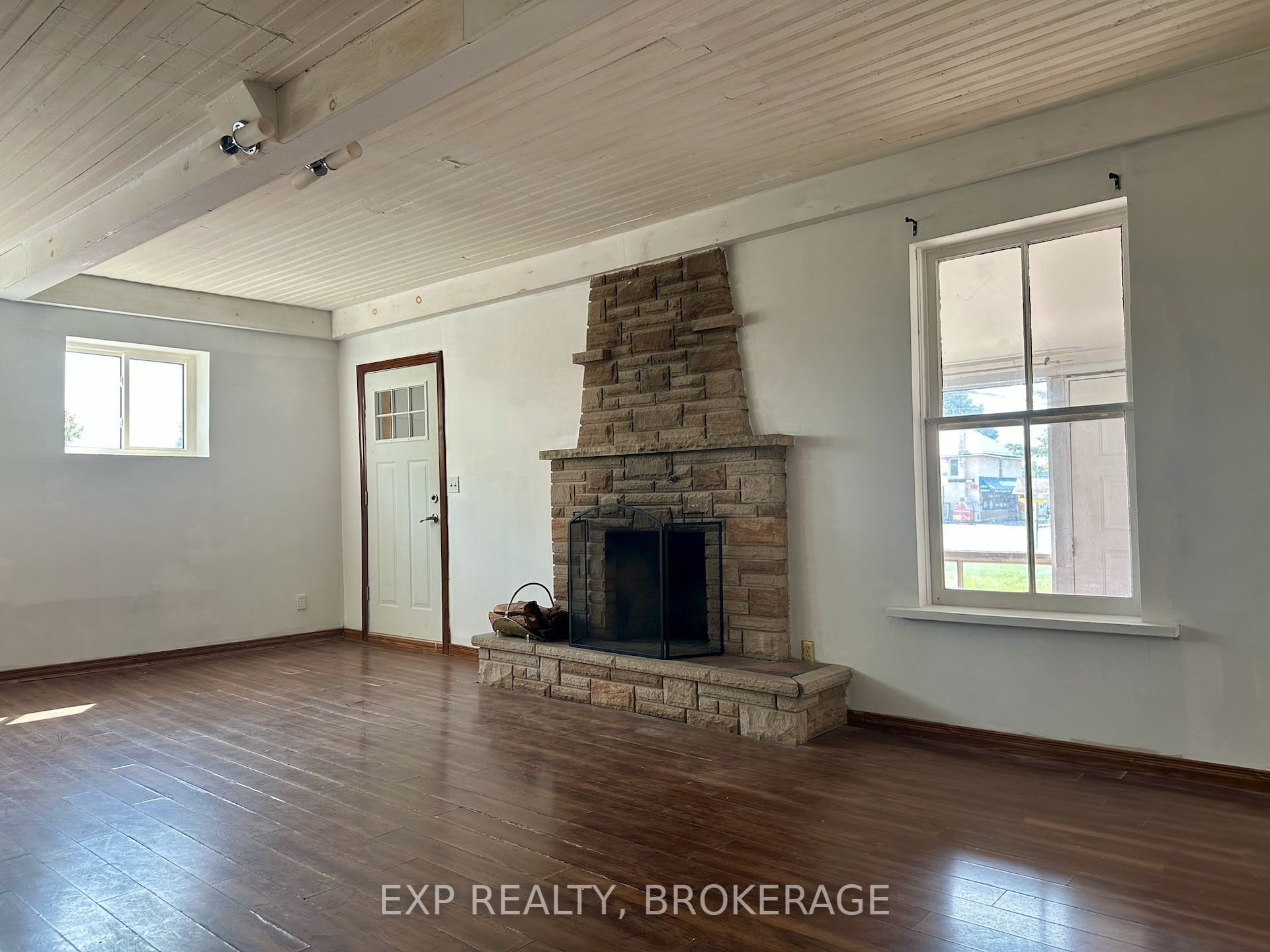 2295 Sydenham Road Property Photo 10