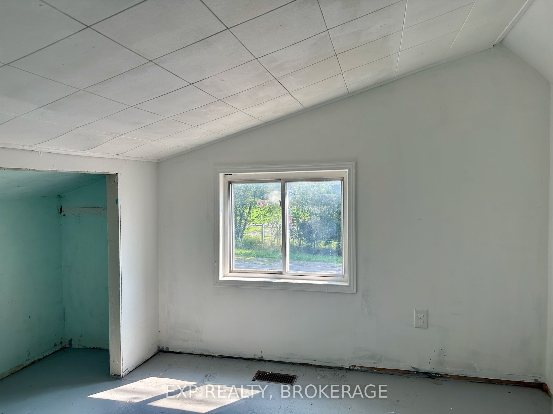 2295 Sydenham Road Property Photo 15