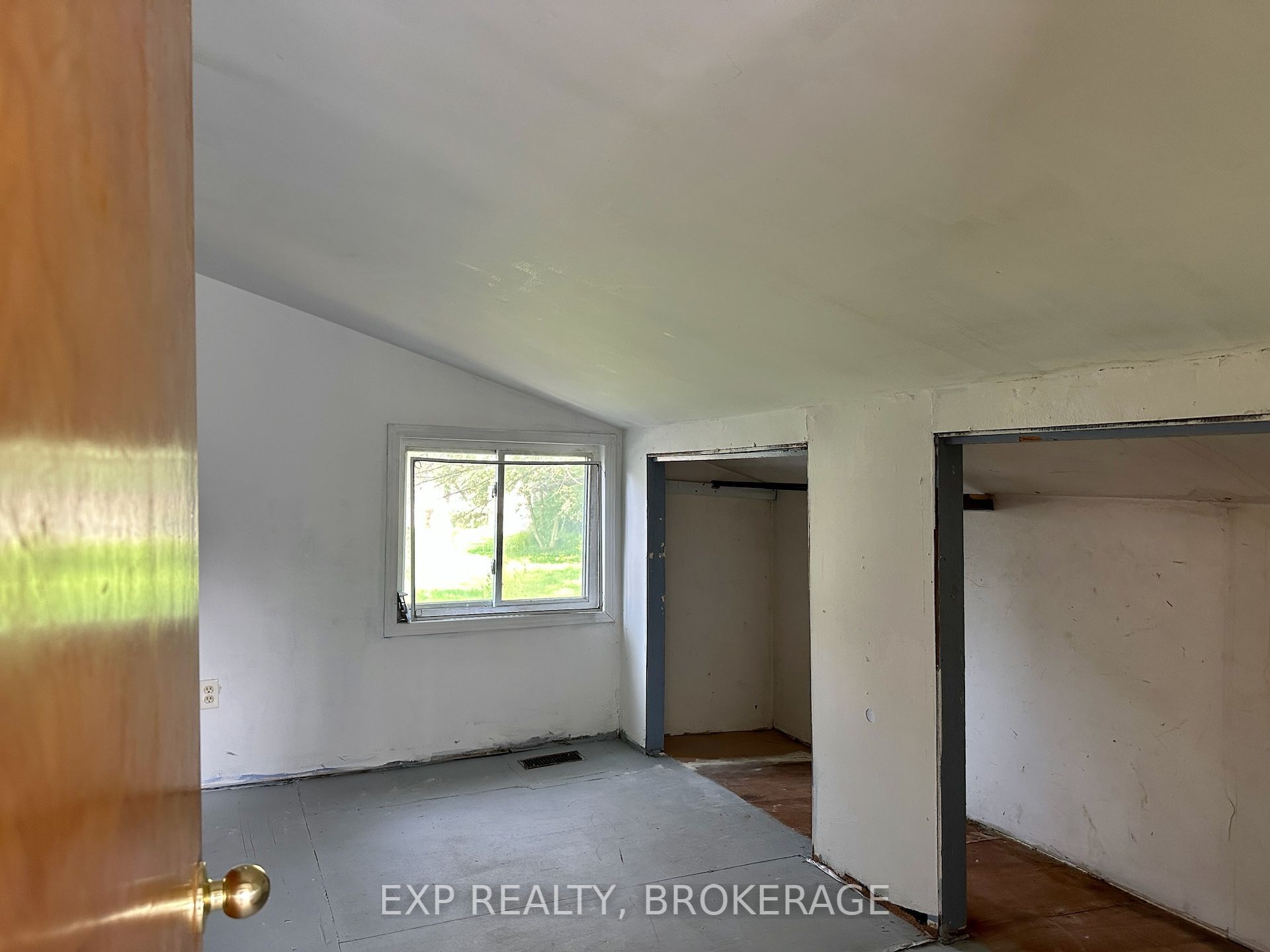 2295 Sydenham Road Property Photo 16