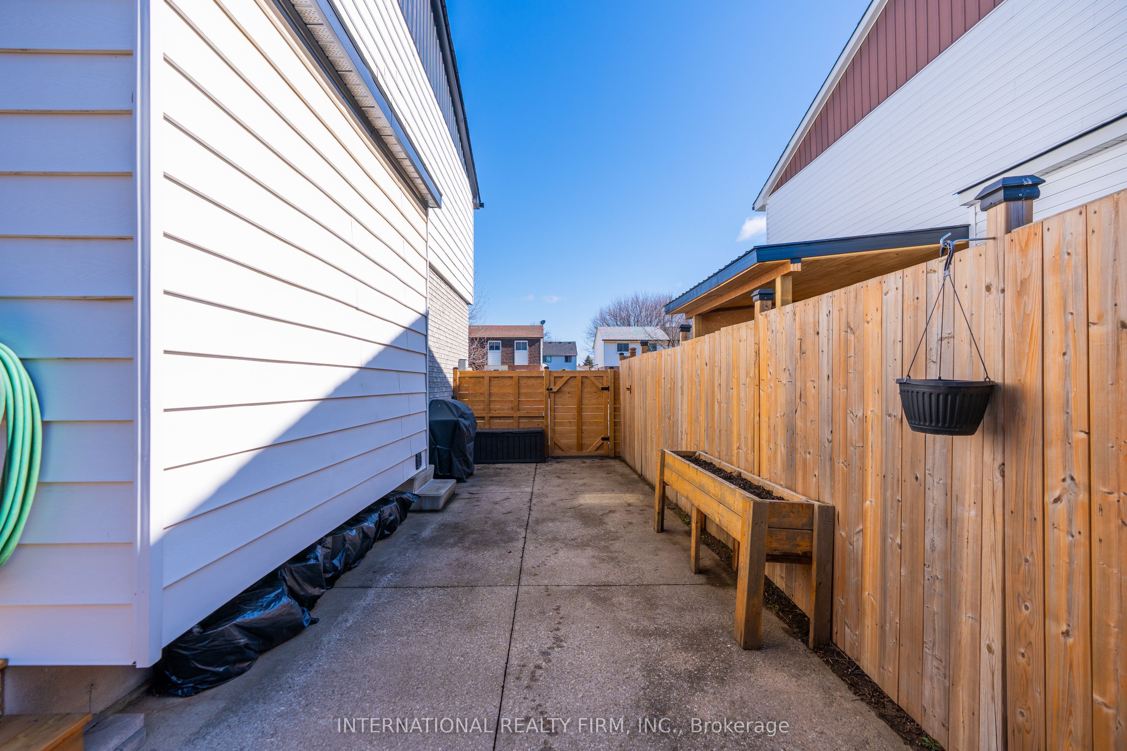28 Debby Crescent Property Photo 25