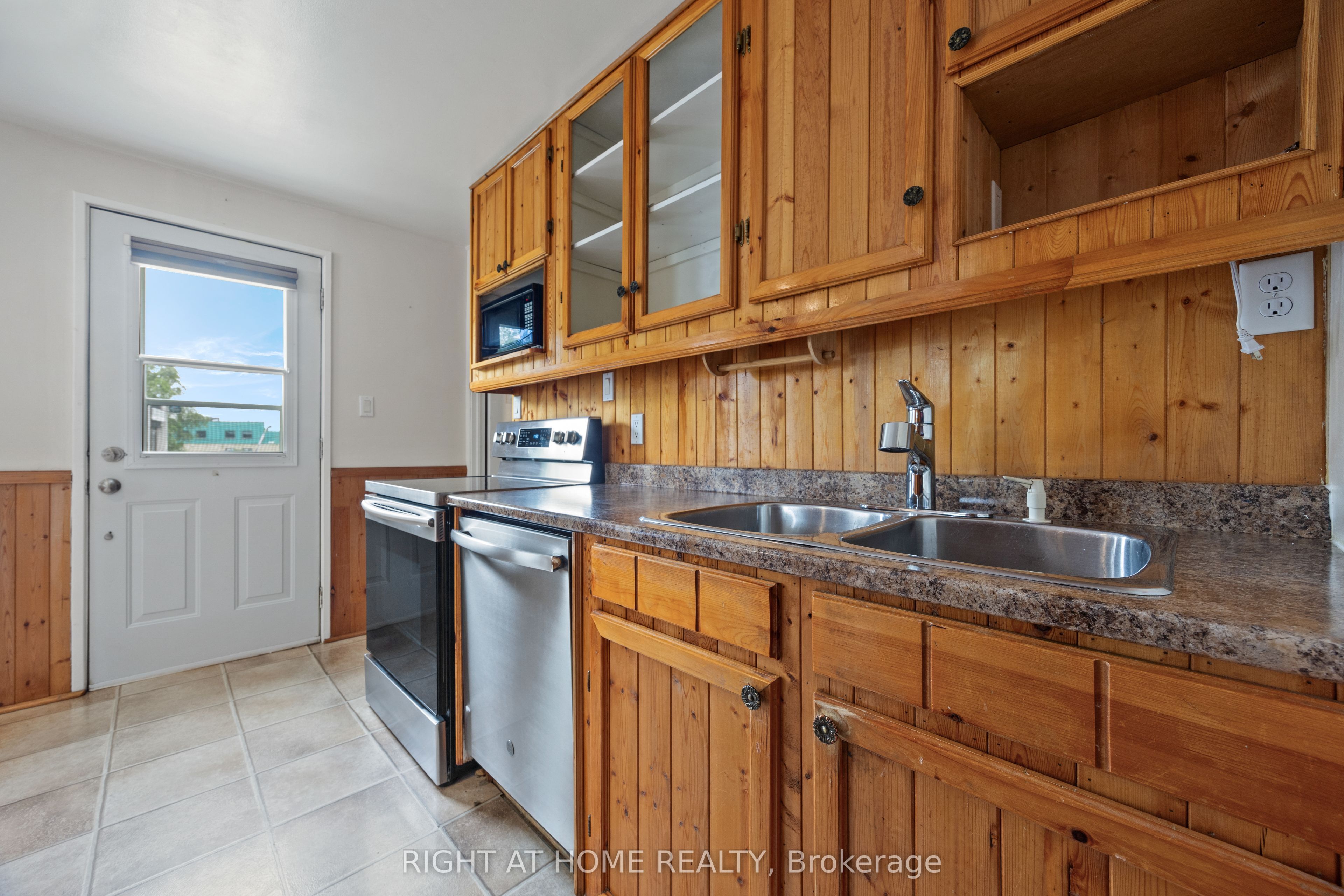 221 Samuelson Street Property Photo 3