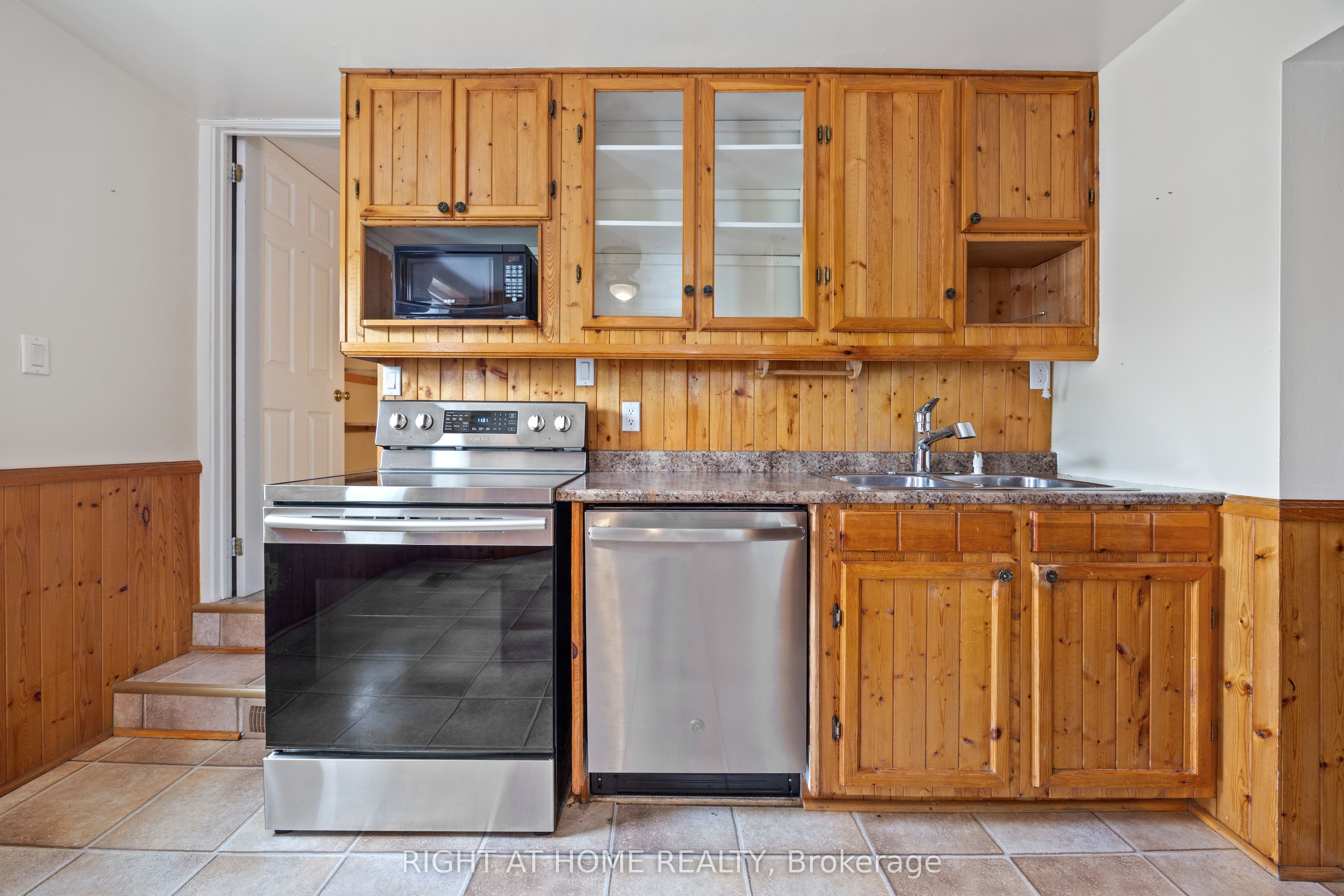 221 Samuelson Street Property Photo 7