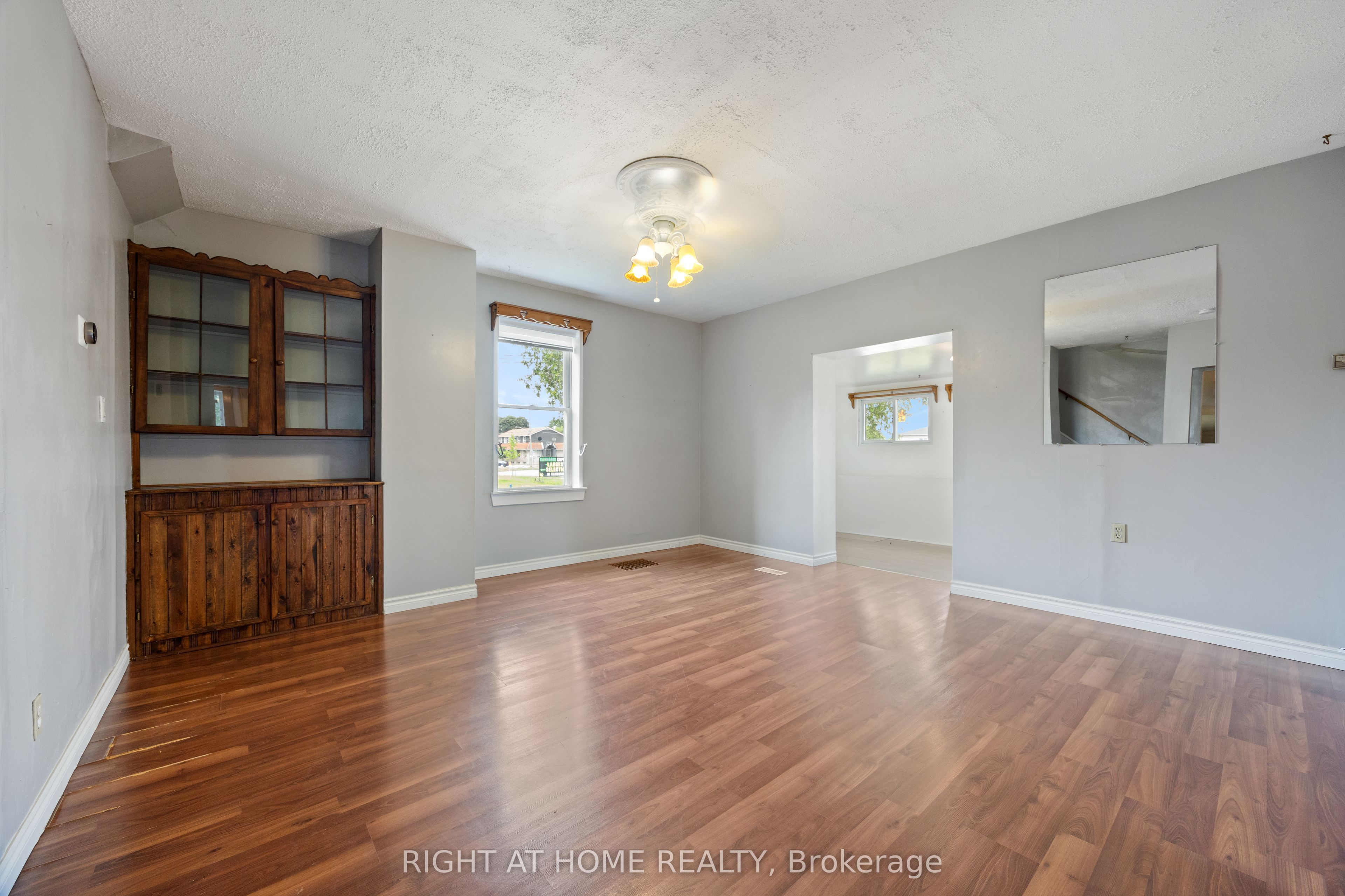 221 Samuelson Street Property Photo 8