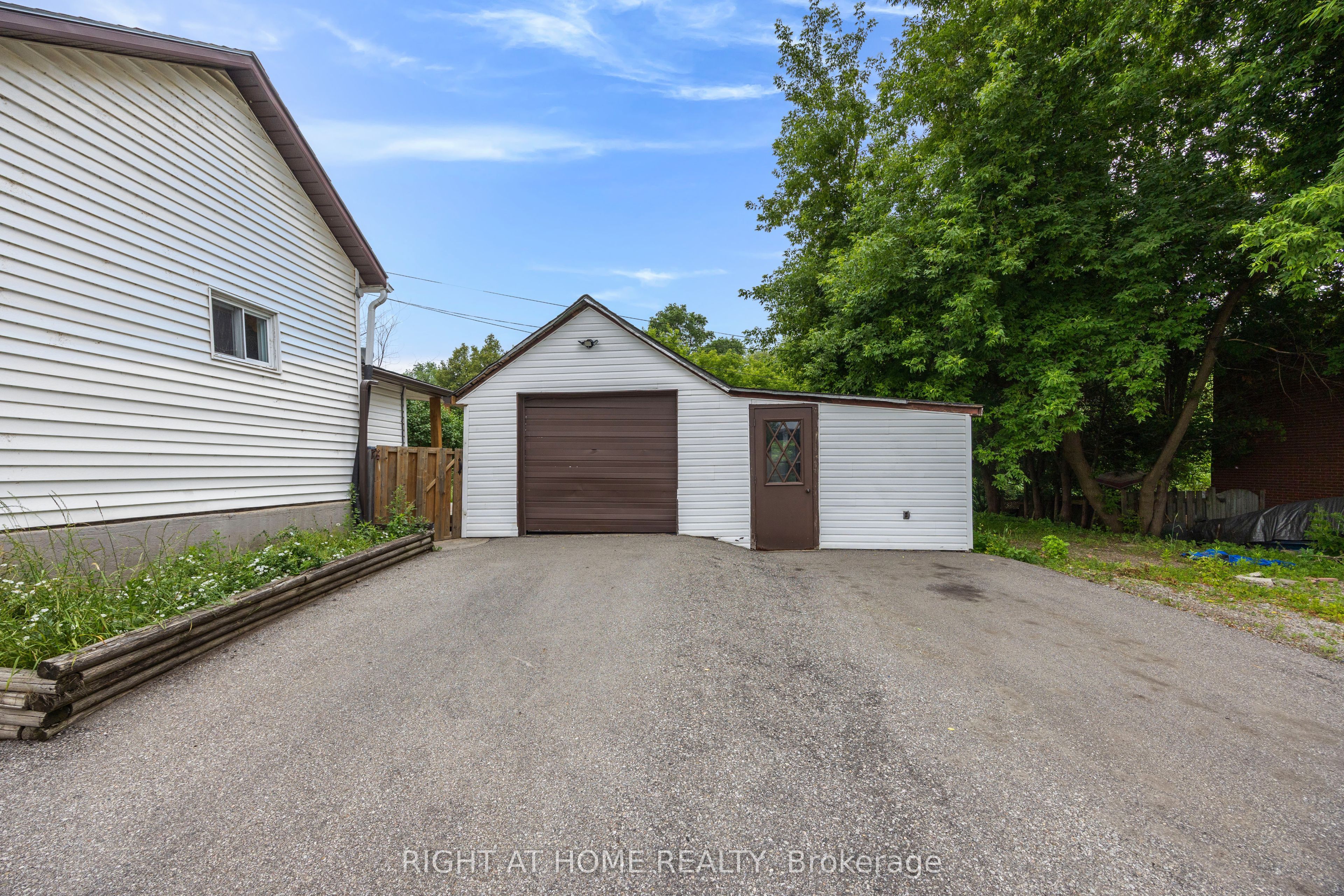 221 Samuelson Street Property Photo 31