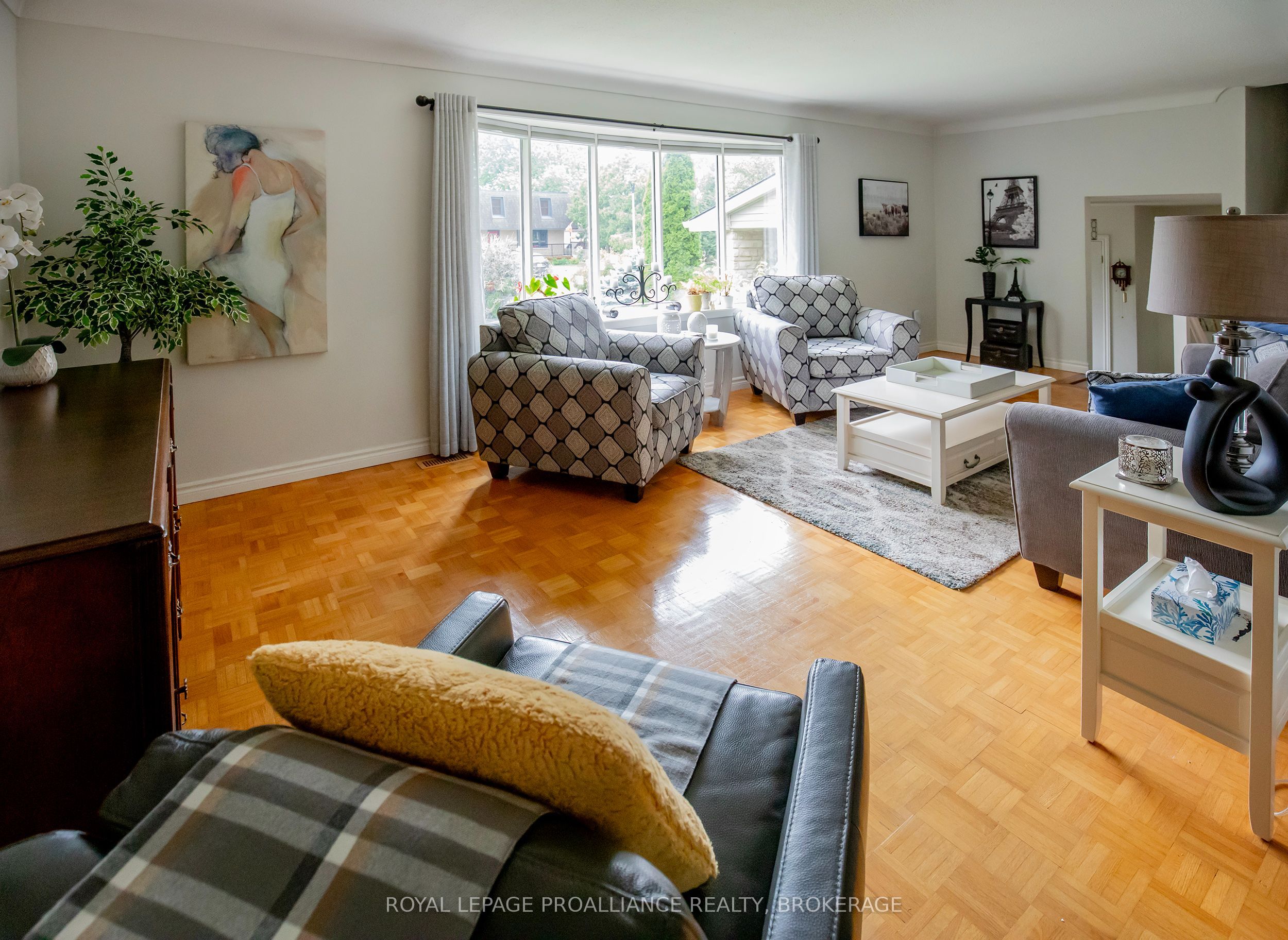 717 Laidlaw Crescent Property Photo 6