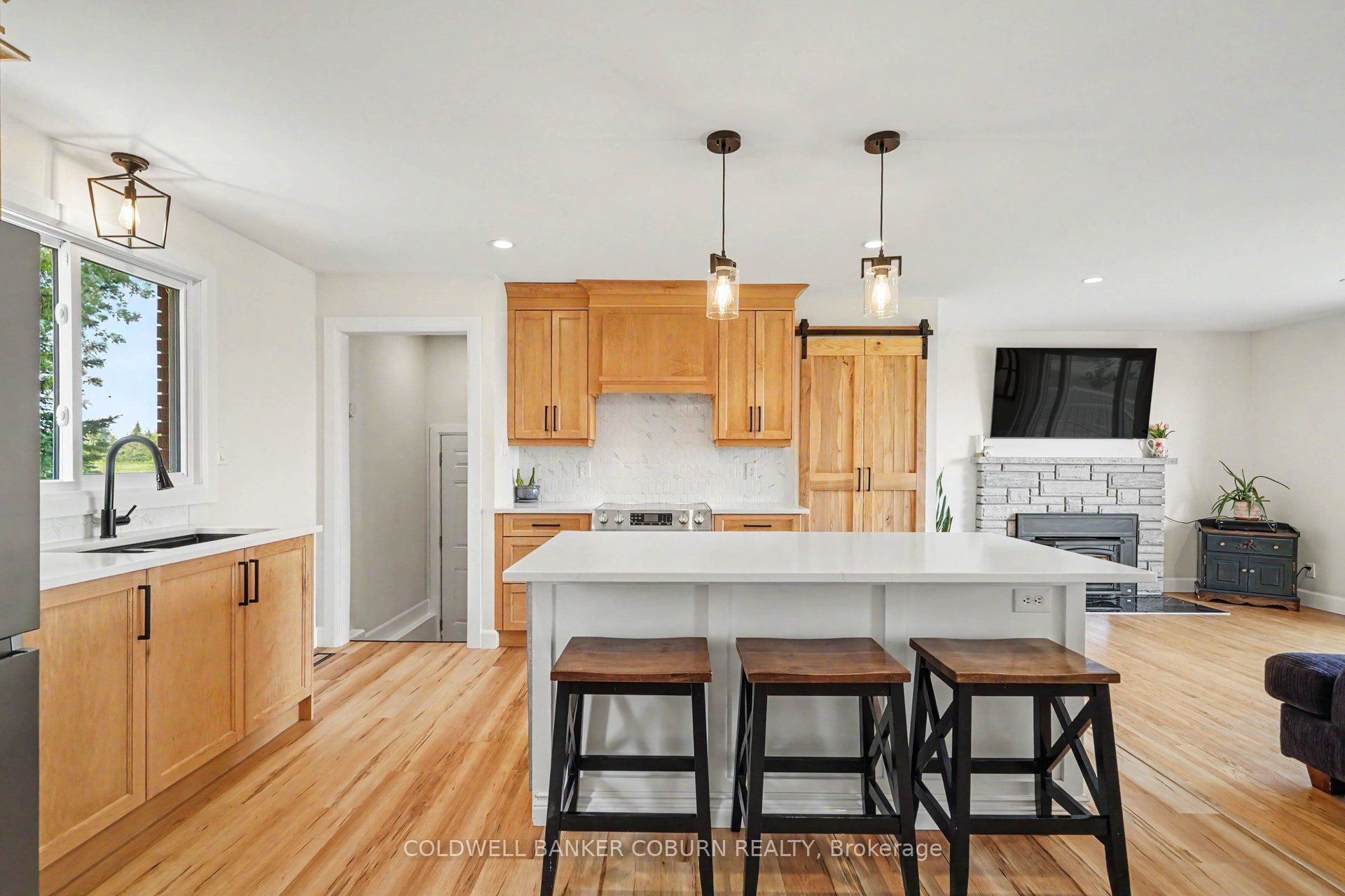 11895 Cloverdale Road Property Photo 7