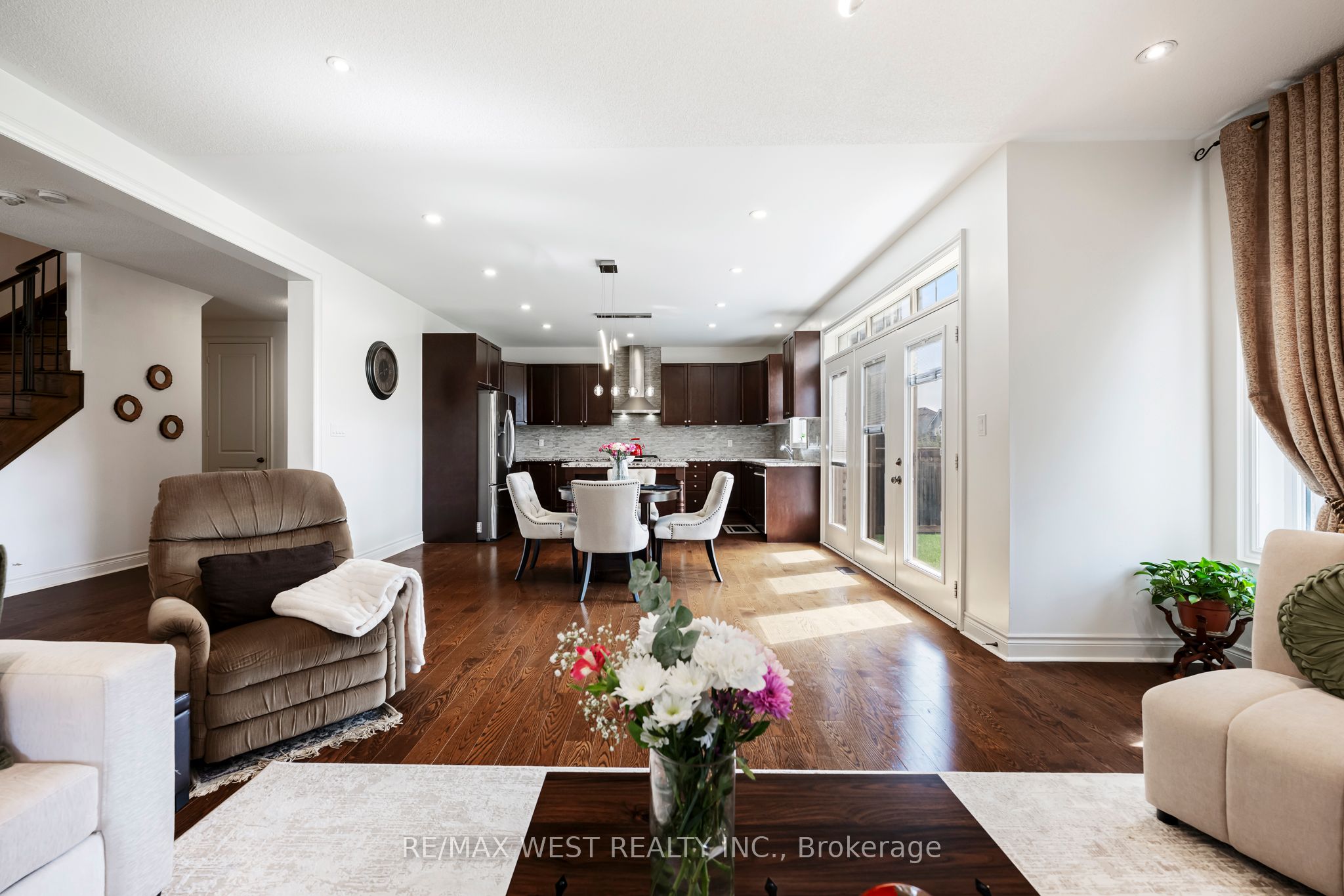 10 Stonegate Avenue Property Photo 5