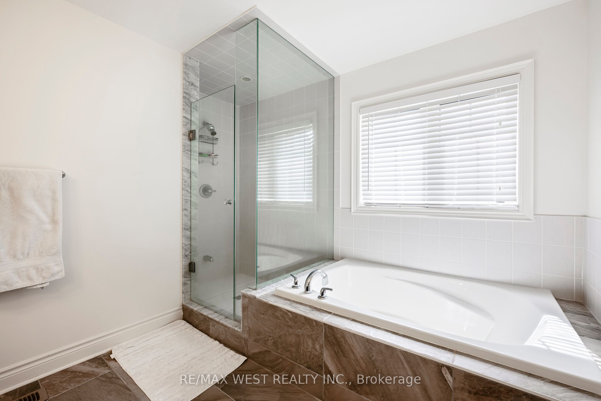 10 Stonegate Avenue Property Photo 6