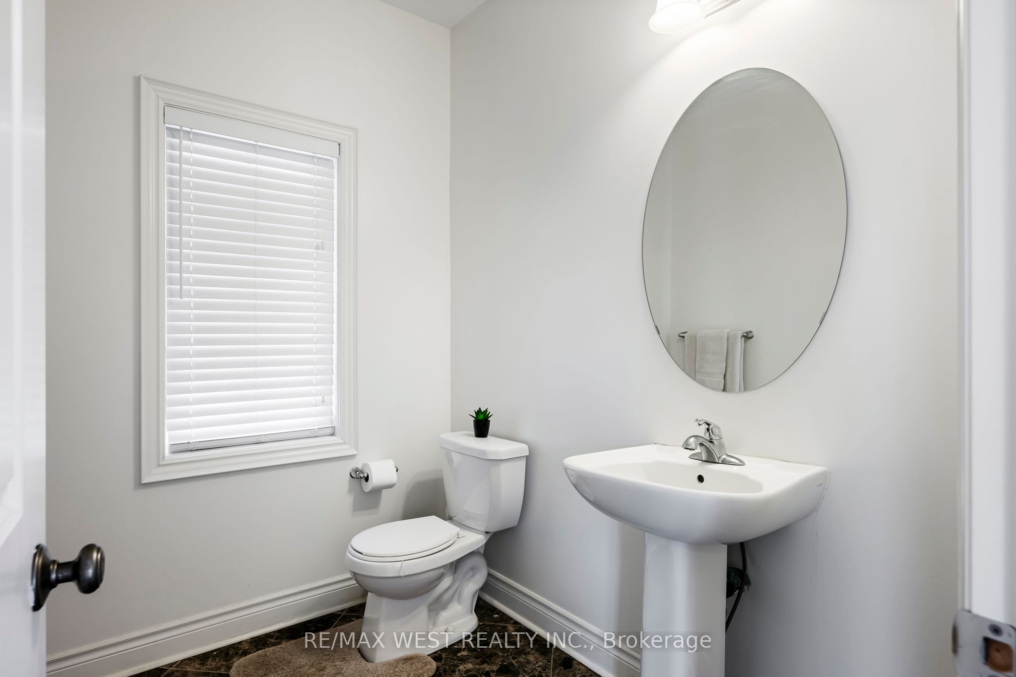 10 Stonegate Avenue Property Photo 8