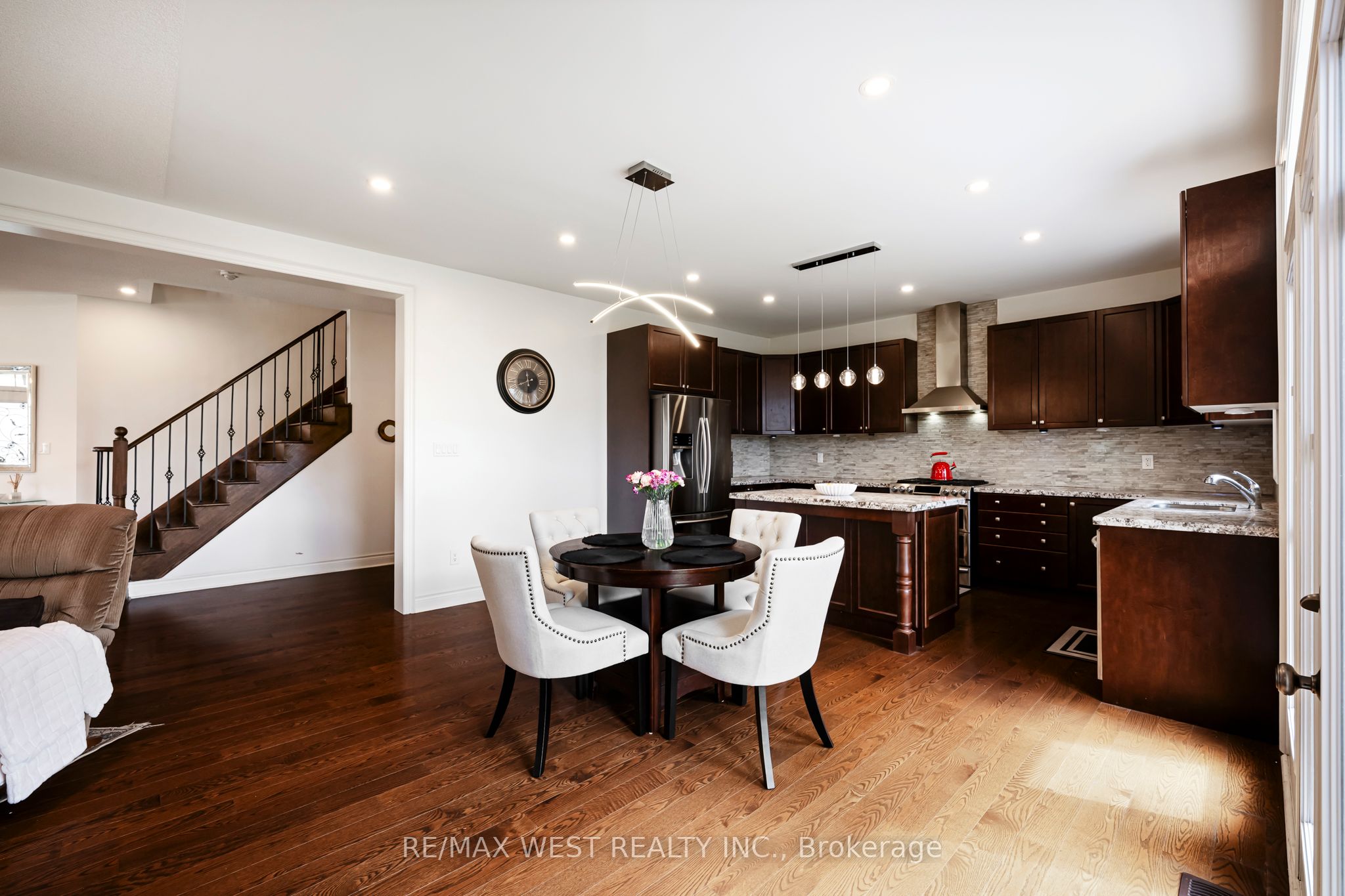 10 Stonegate Avenue Property Photo 10
