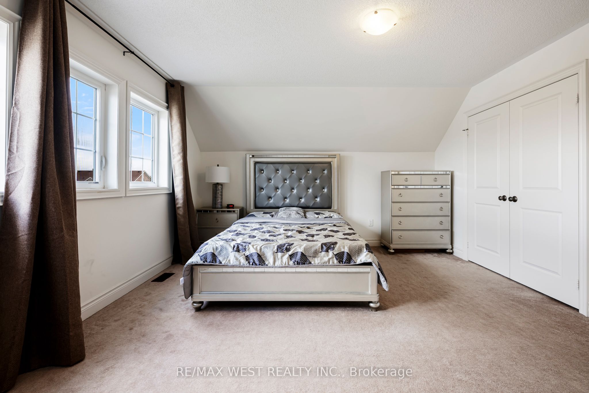 10 Stonegate Avenue Property Photo 12