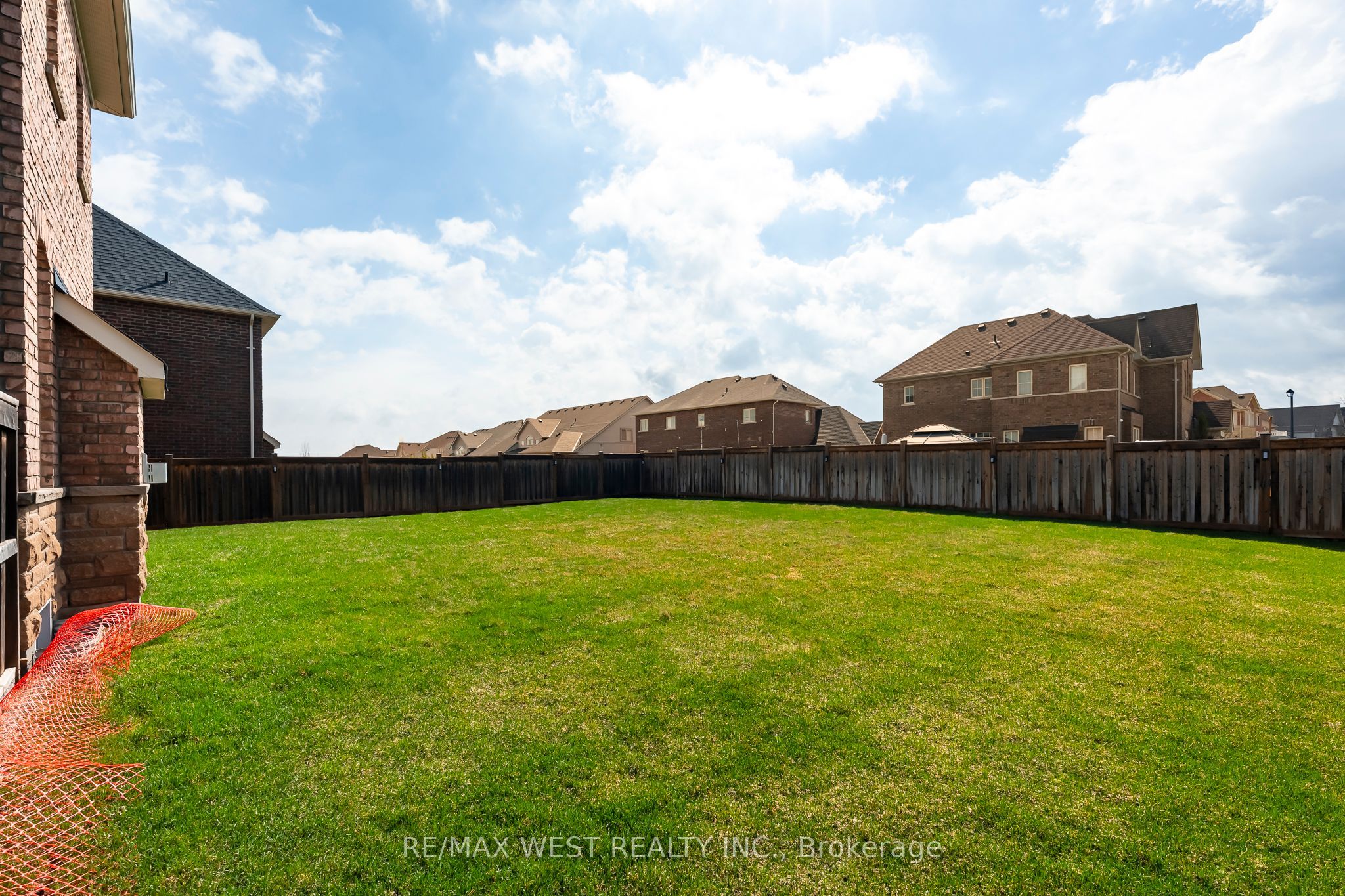 10 Stonegate Avenue Property Photo 14