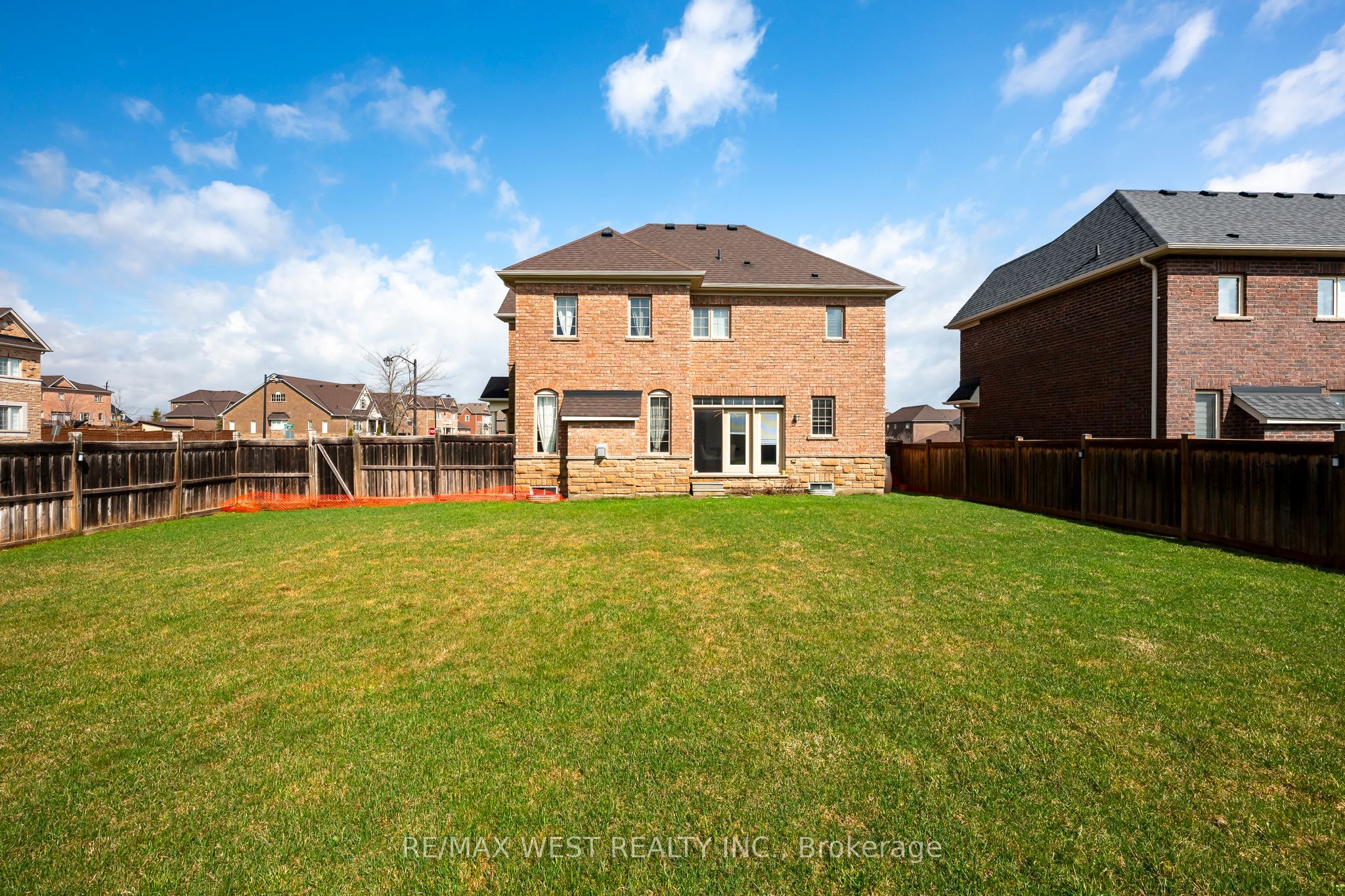 10 Stonegate Avenue Property Photo 15