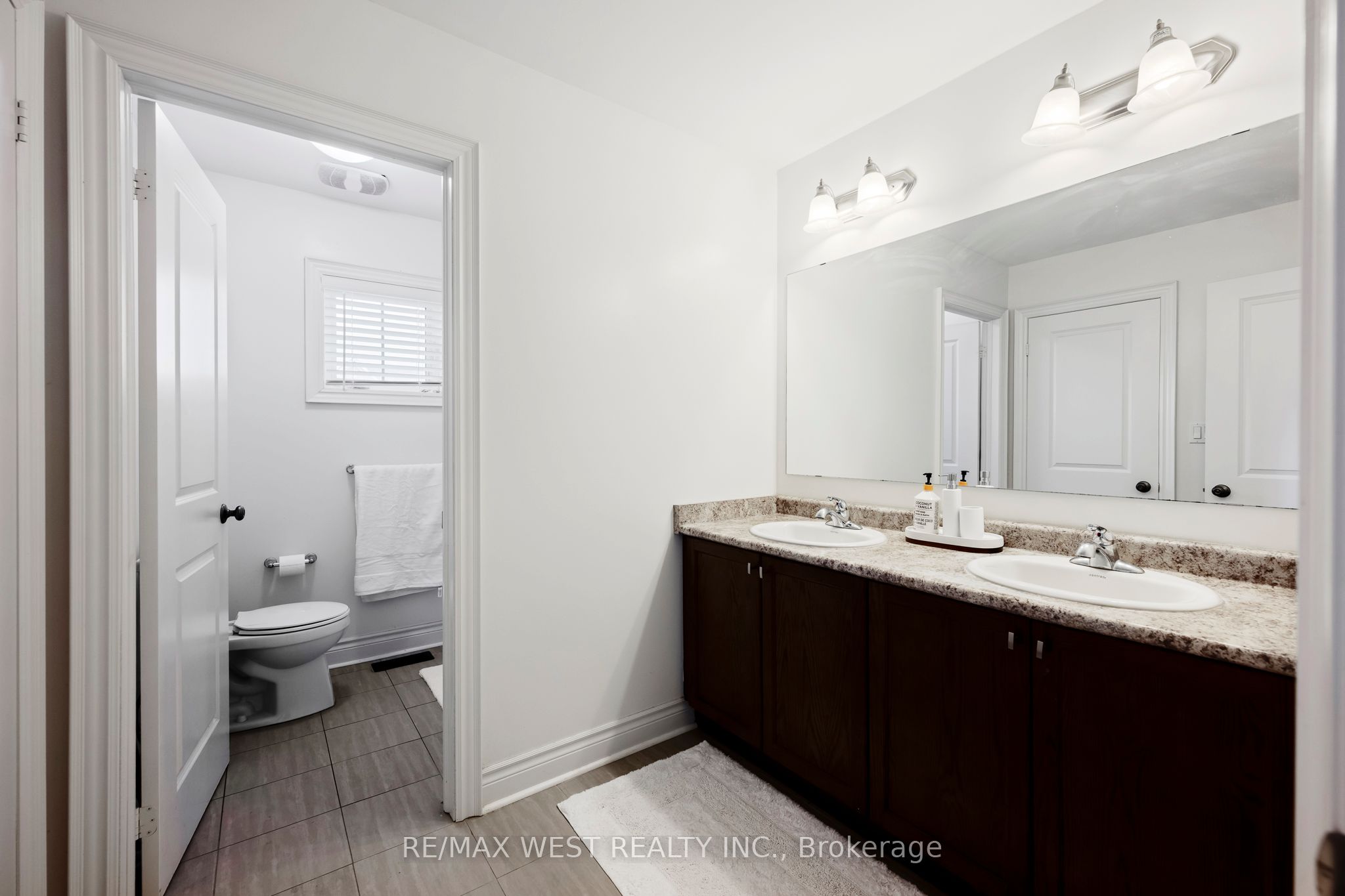 10 Stonegate Avenue Property Photo 16