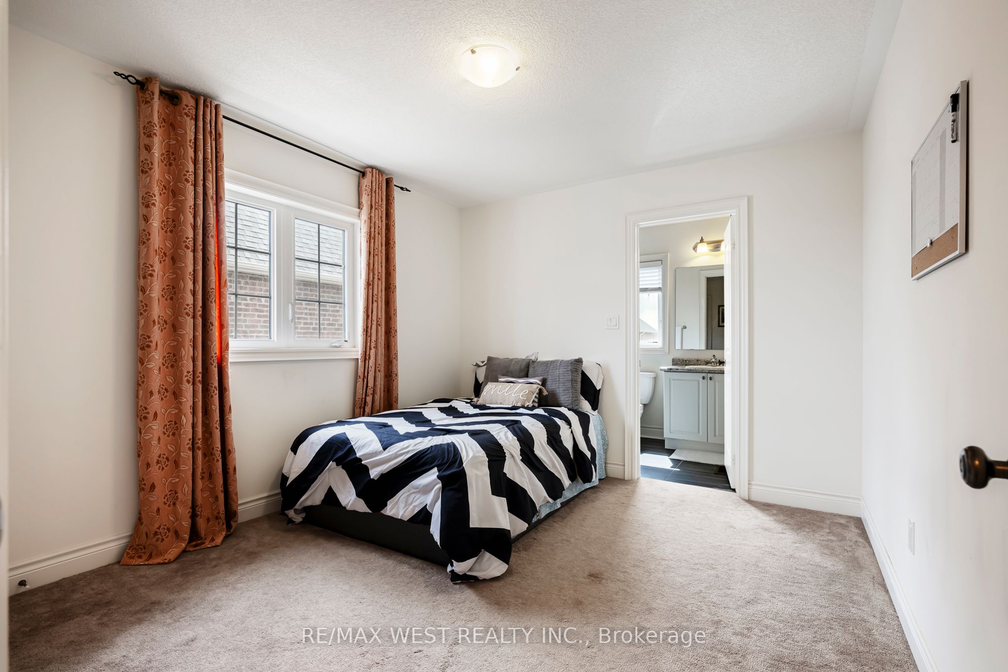 10 Stonegate Avenue Property Photo 17