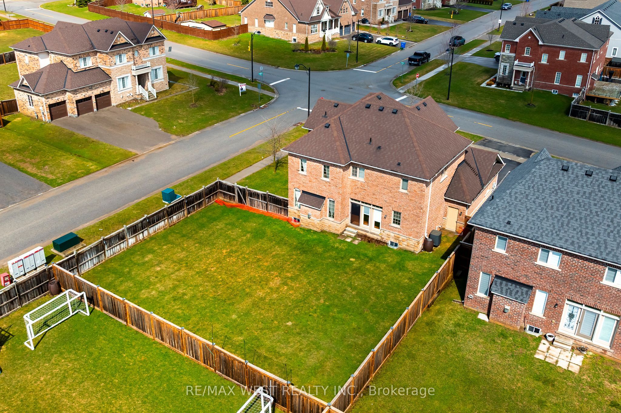 10 Stonegate Avenue Property Photo 20
