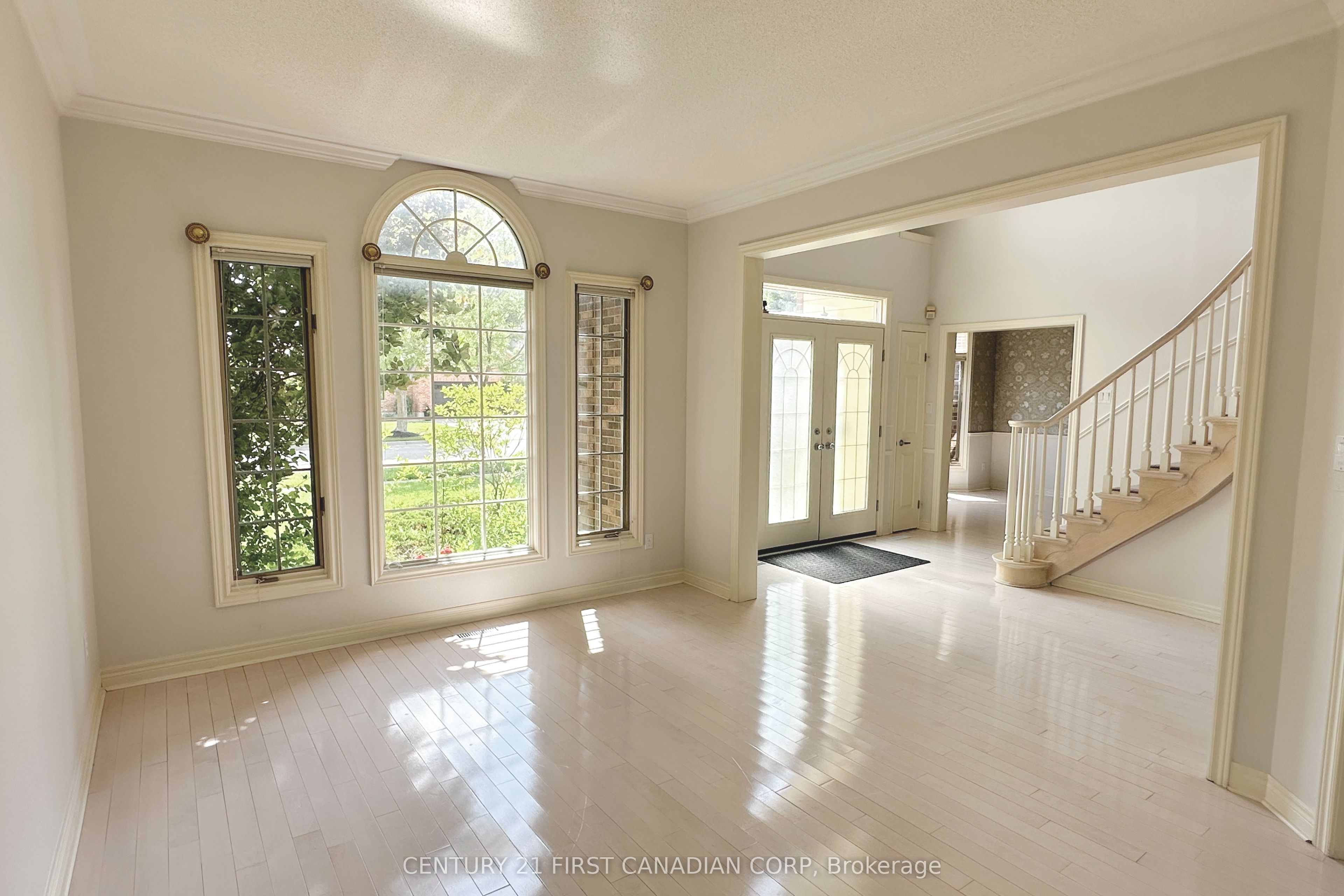 442 Ambleside Drive Property Photo 4