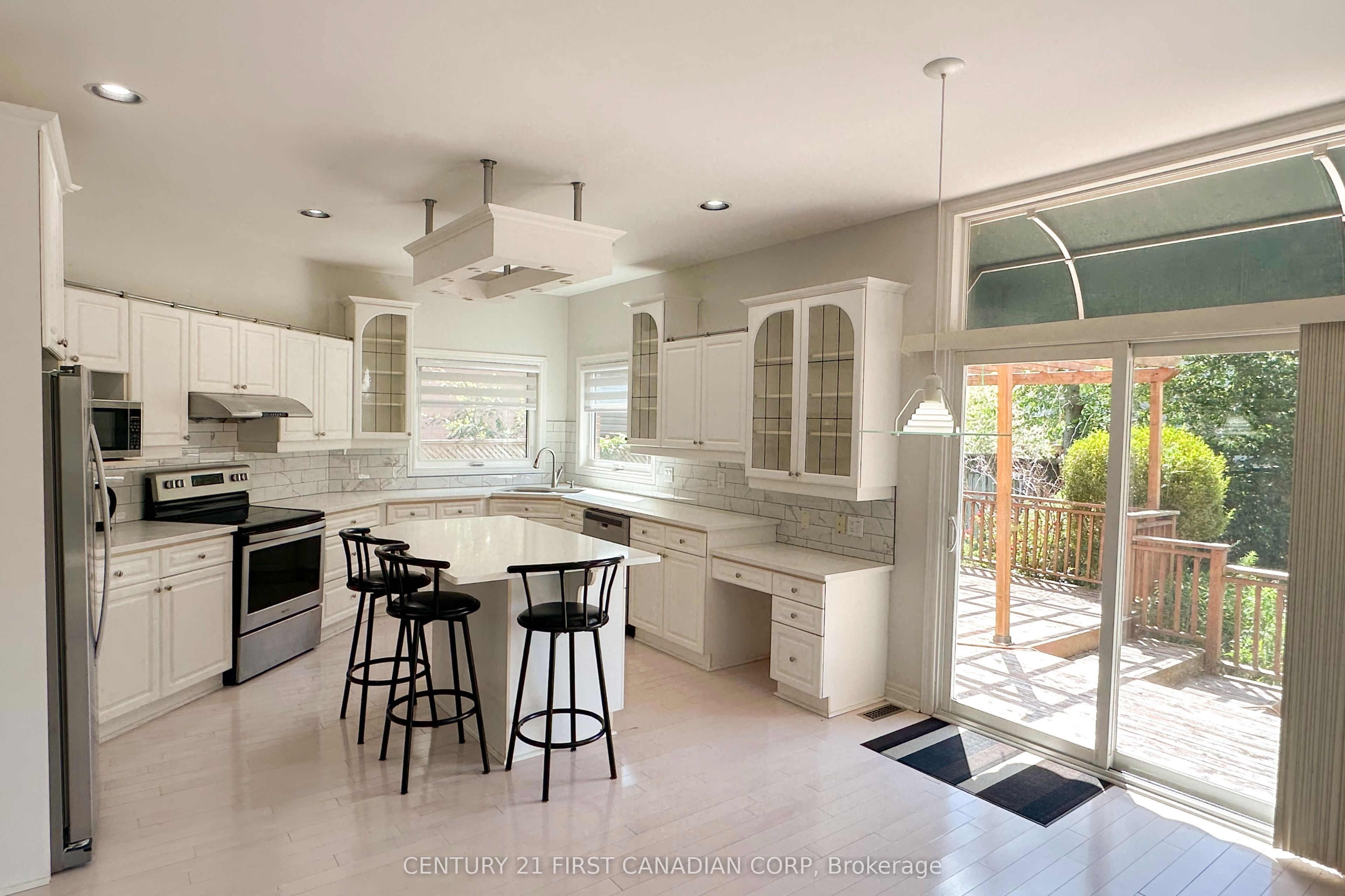 442 Ambleside Drive Property Photo 12