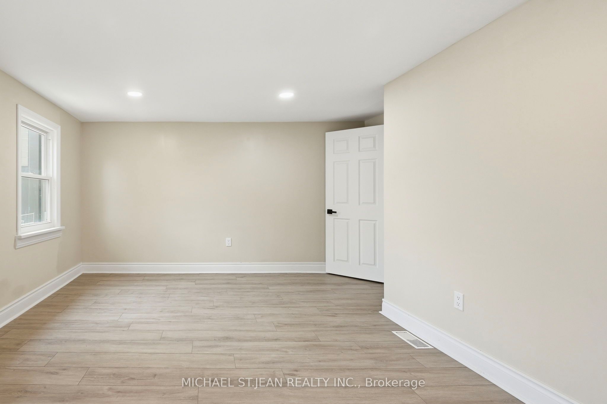 26 State Street Property Photo 14