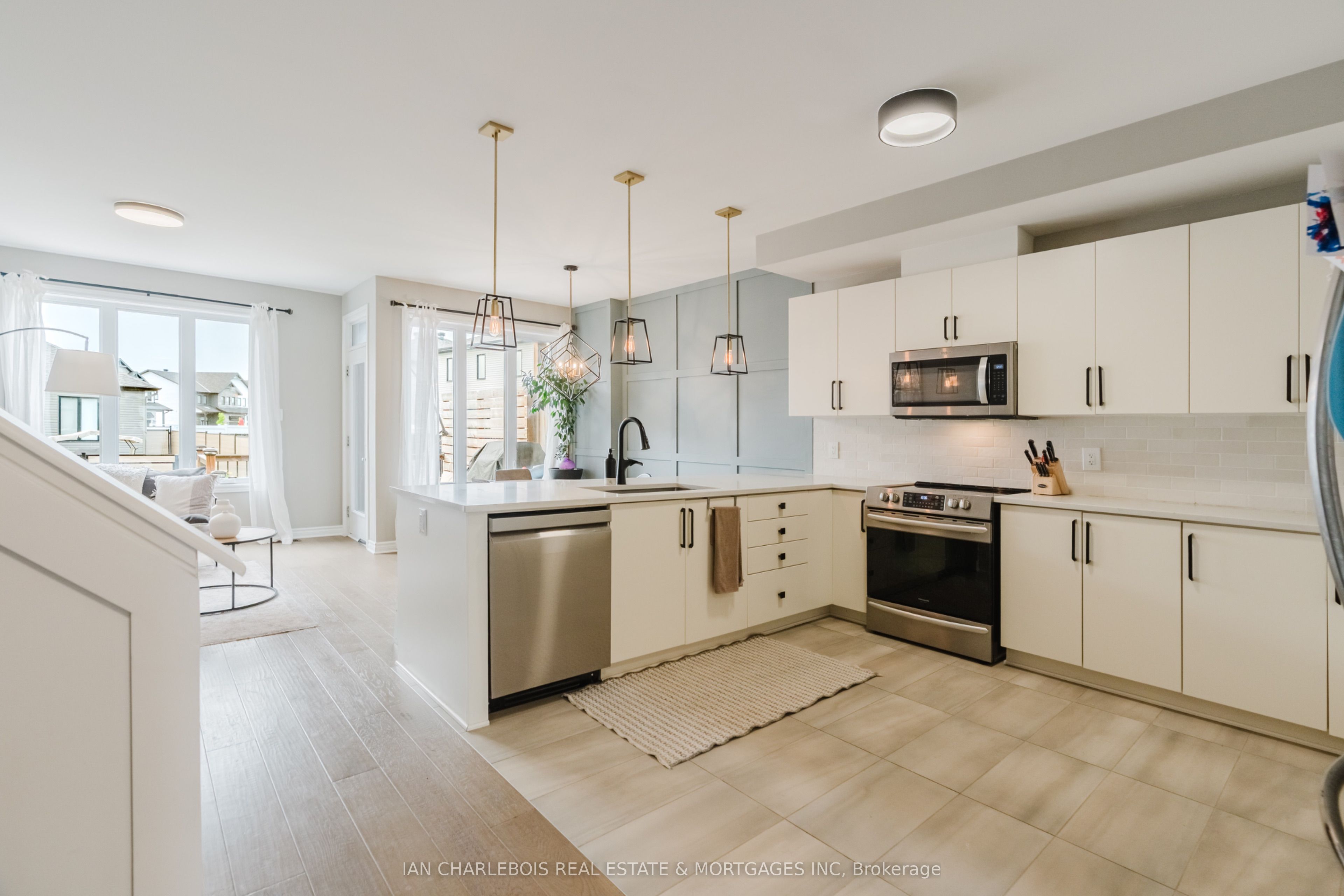 749 Namur Street Property Photo 10