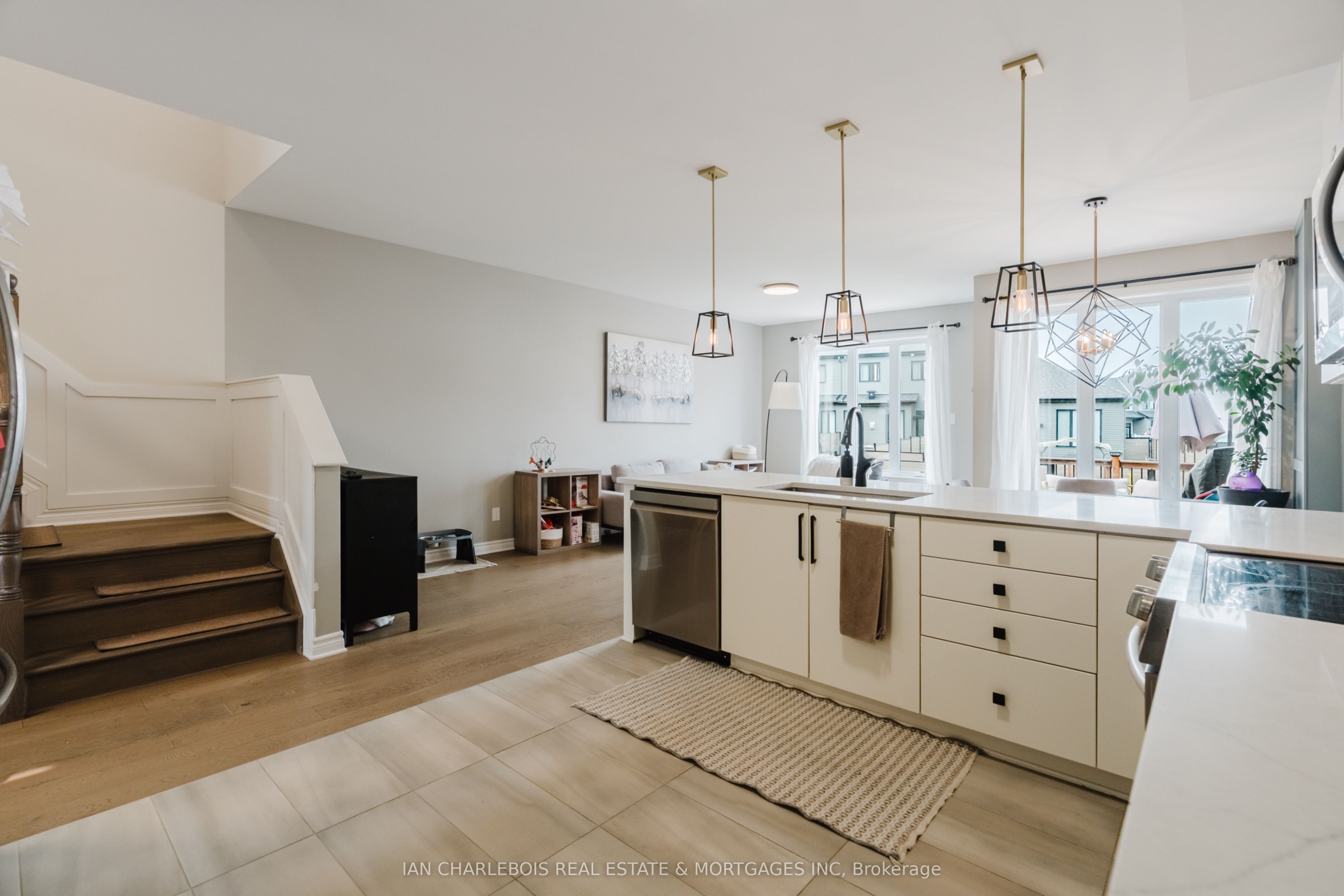 749 Namur Street Property Photo 11