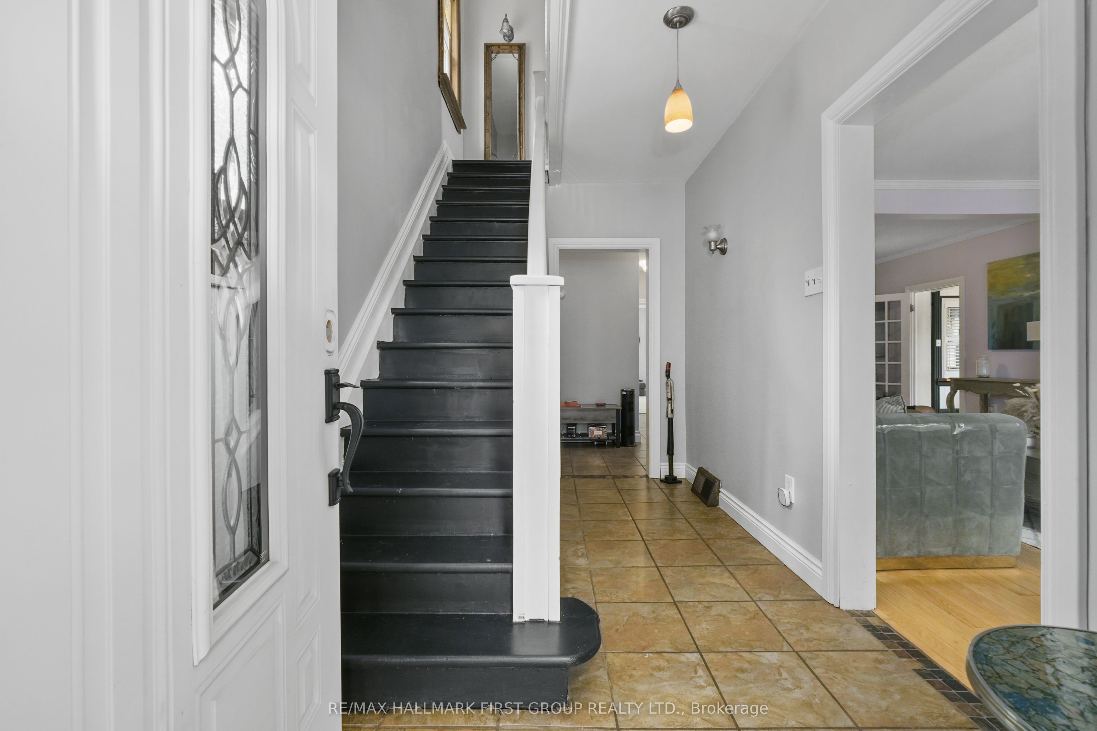 89 Rose Glen Road N Property Photo 6