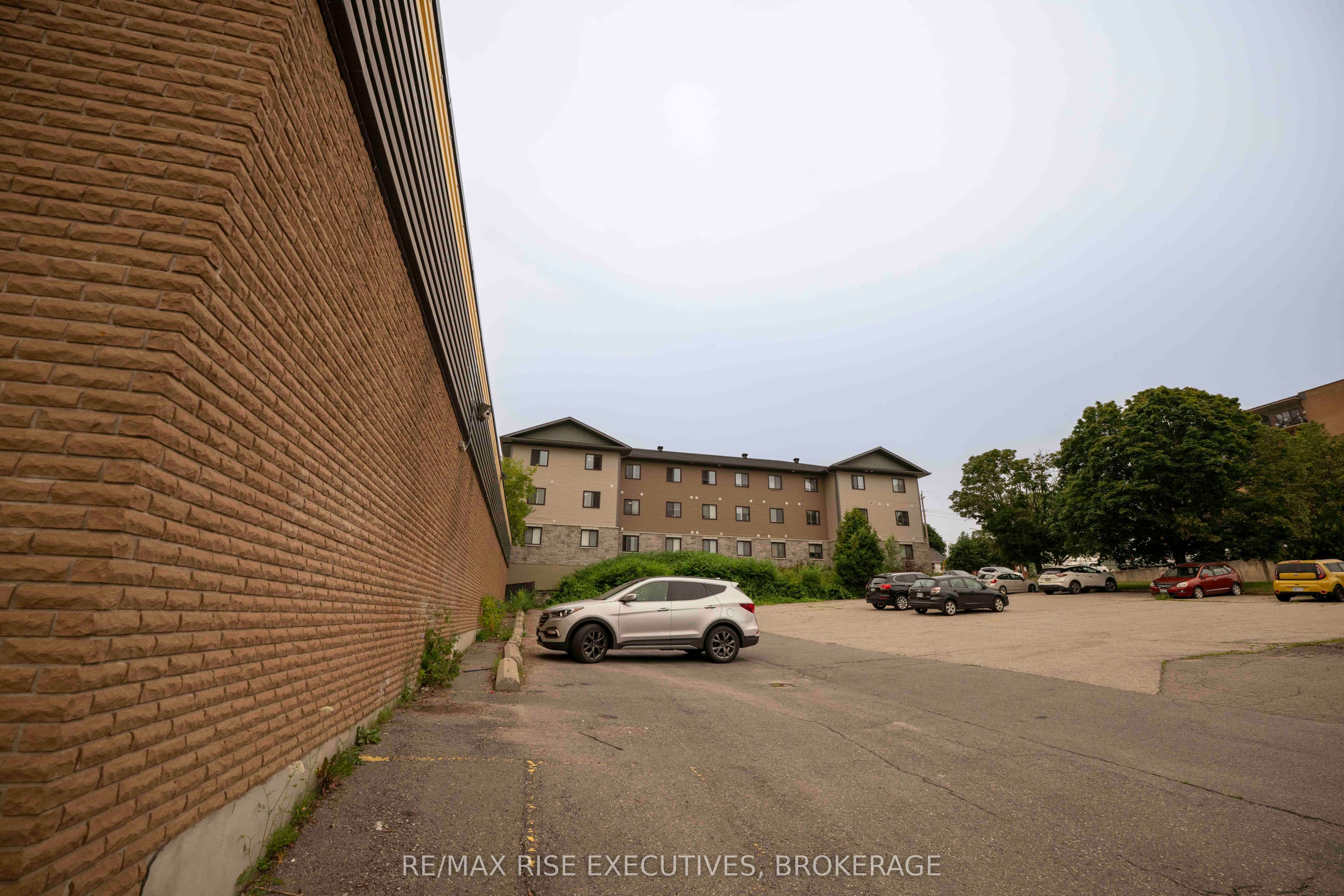 260 King Street W Property Photo 10