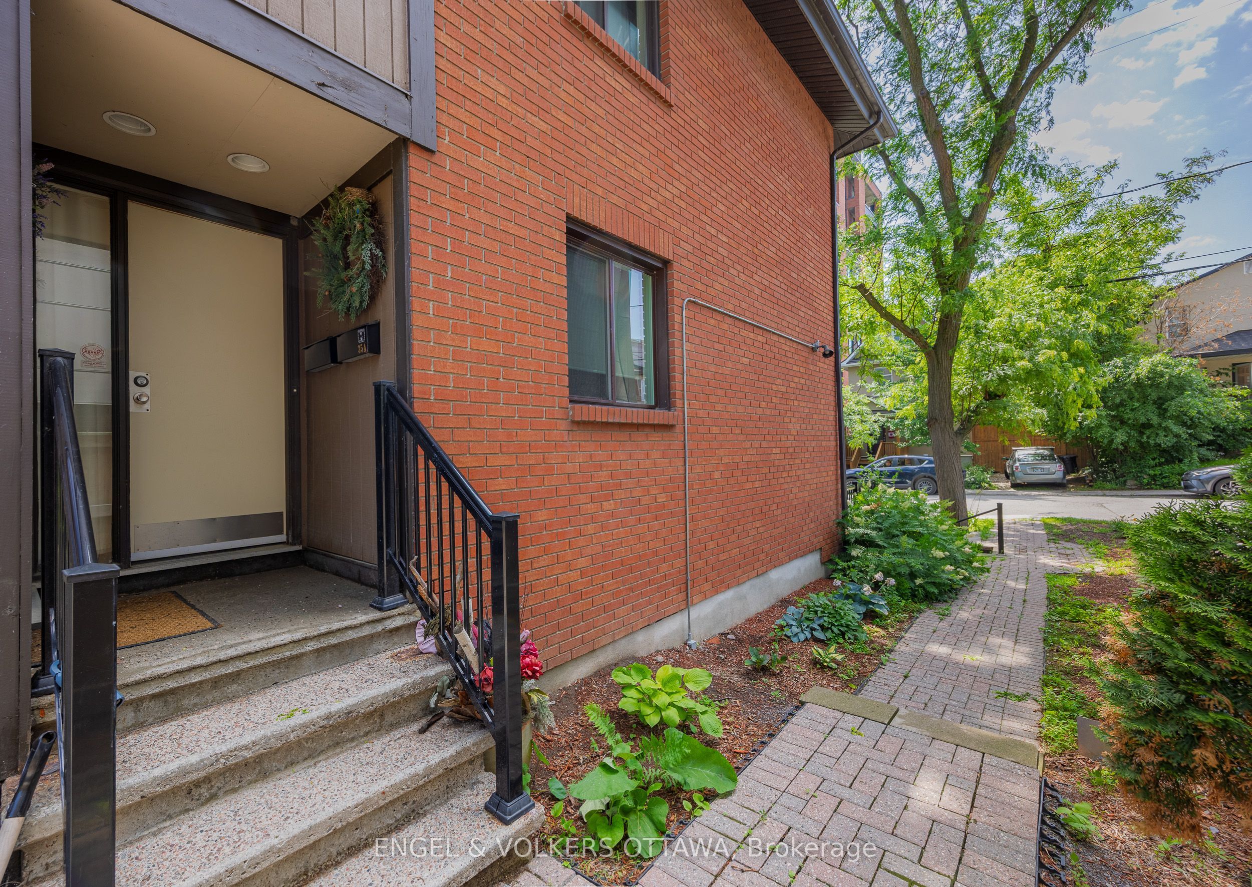 35 Robinson Avenue B Property Photo 2