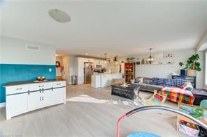 195 Charles Street E Property Photo 9