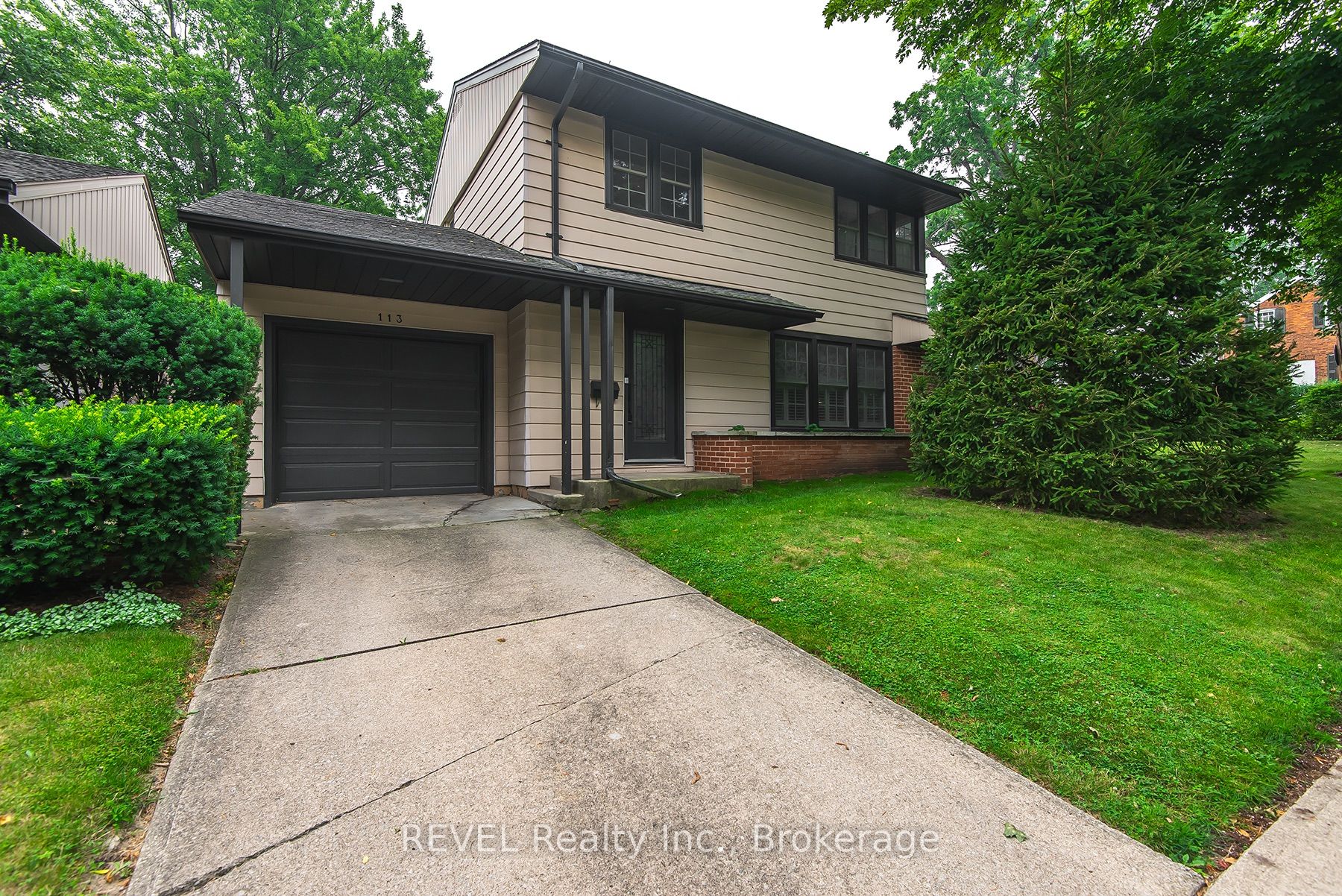113 St. Paul Crescent Property Photo 1