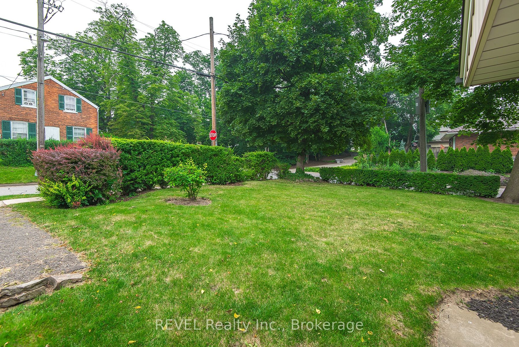113 St. Paul Crescent Property Photo 6