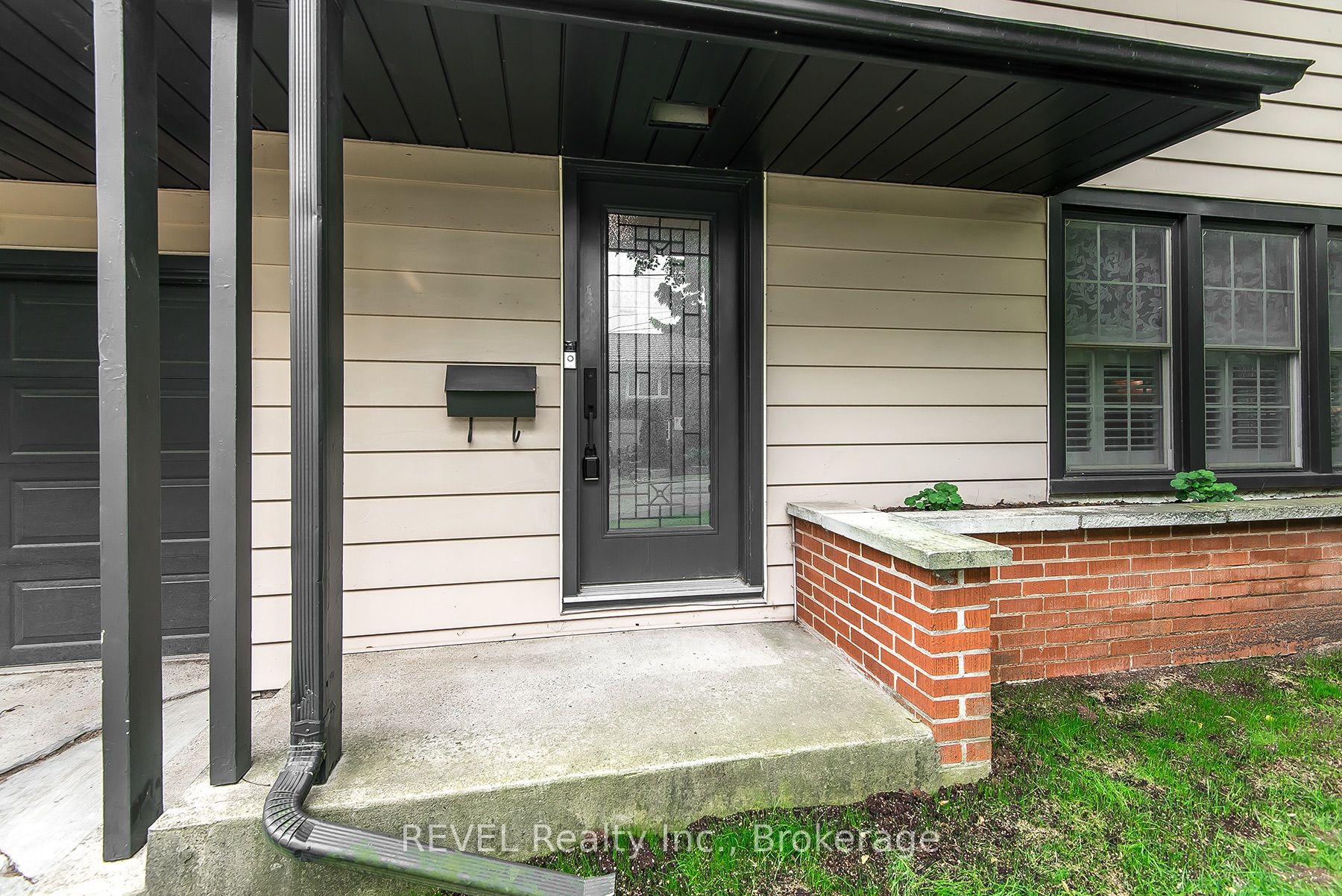 113 St. Paul Crescent Property Photo 8