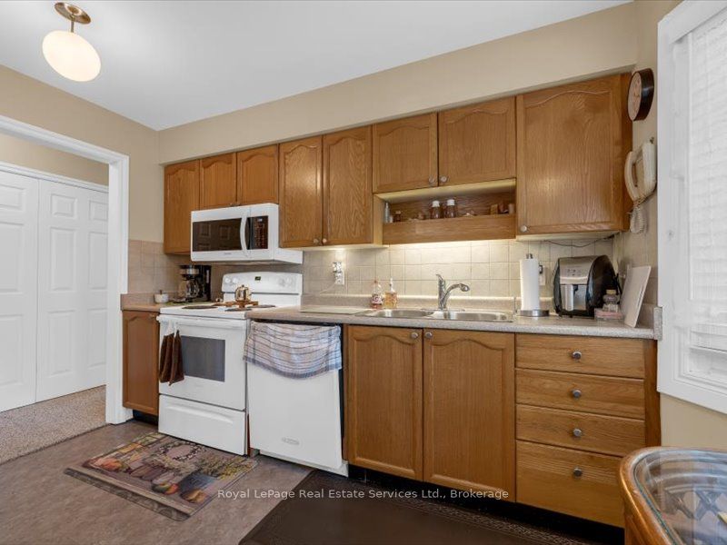 81 Hamilton Street N Property Photo 10