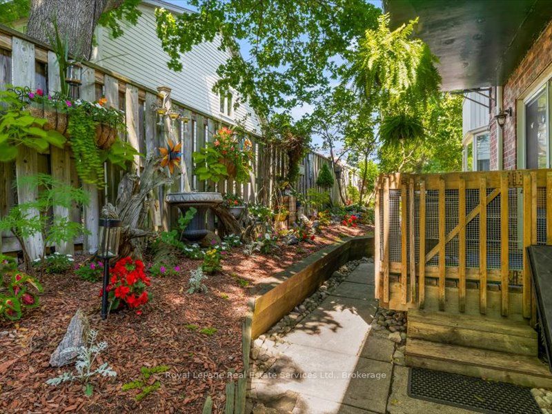 81 Hamilton Street N Property Photo 23