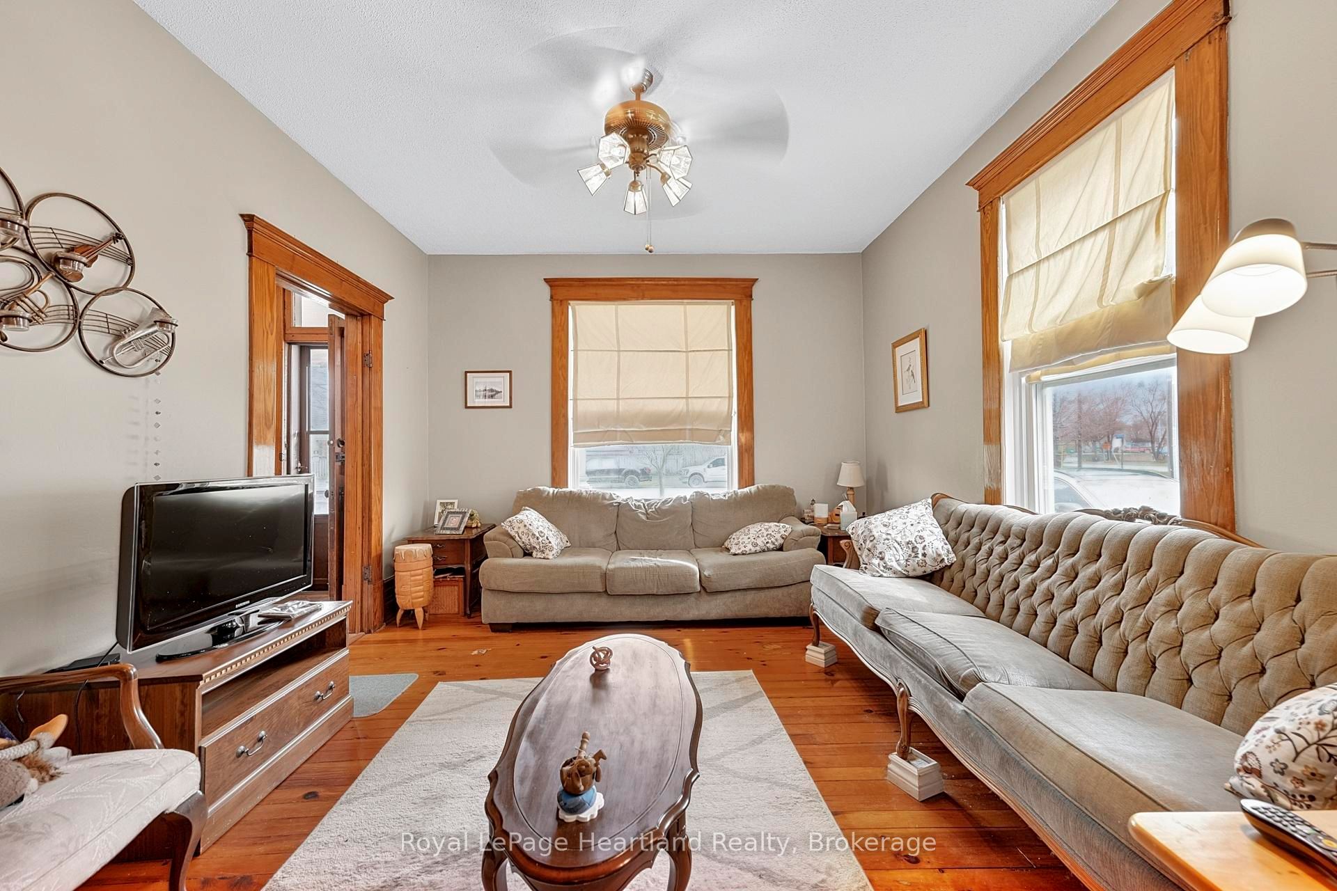 14 Elgin Avenue E Property Photo 9