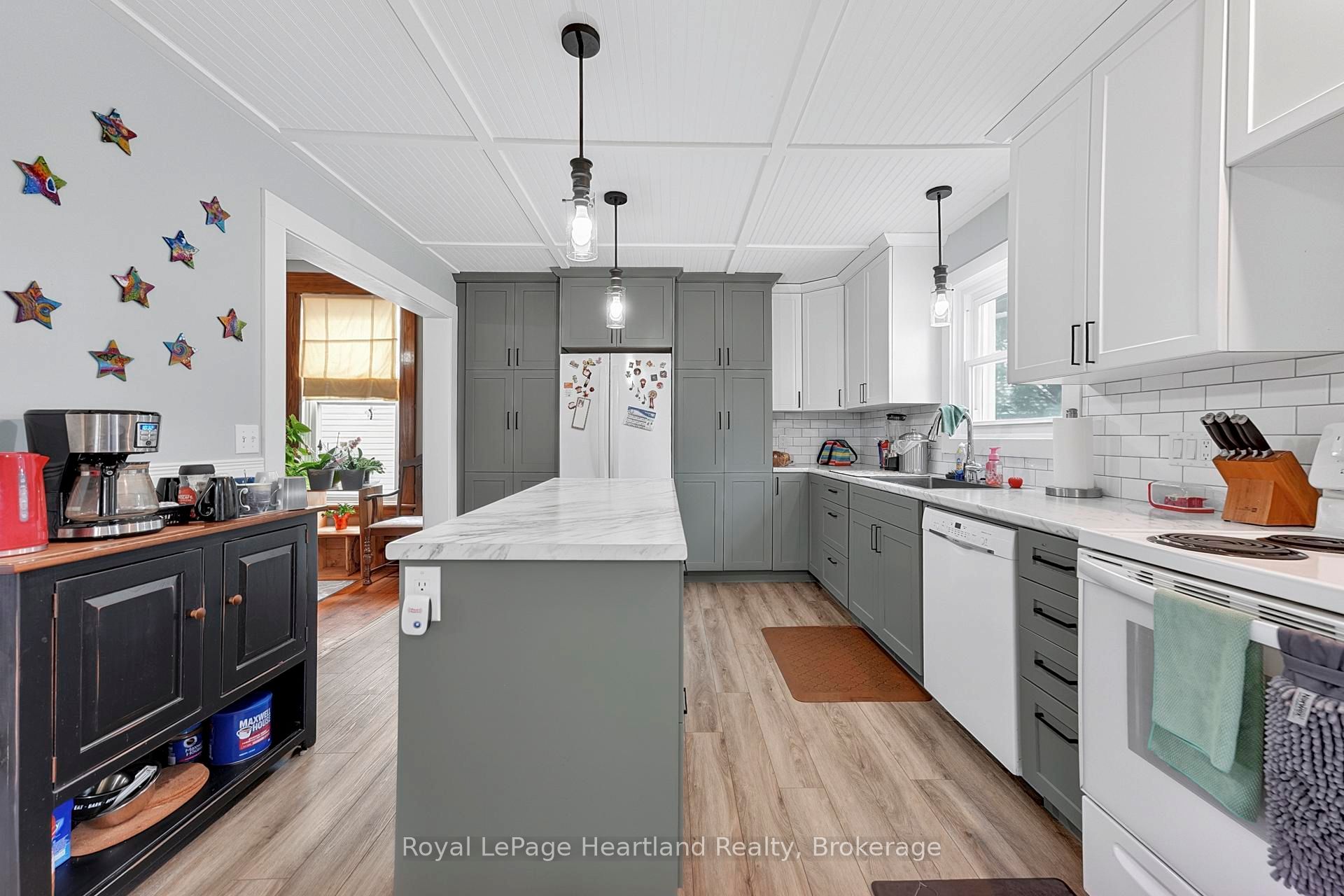 14 Elgin Avenue E Property Photo 14